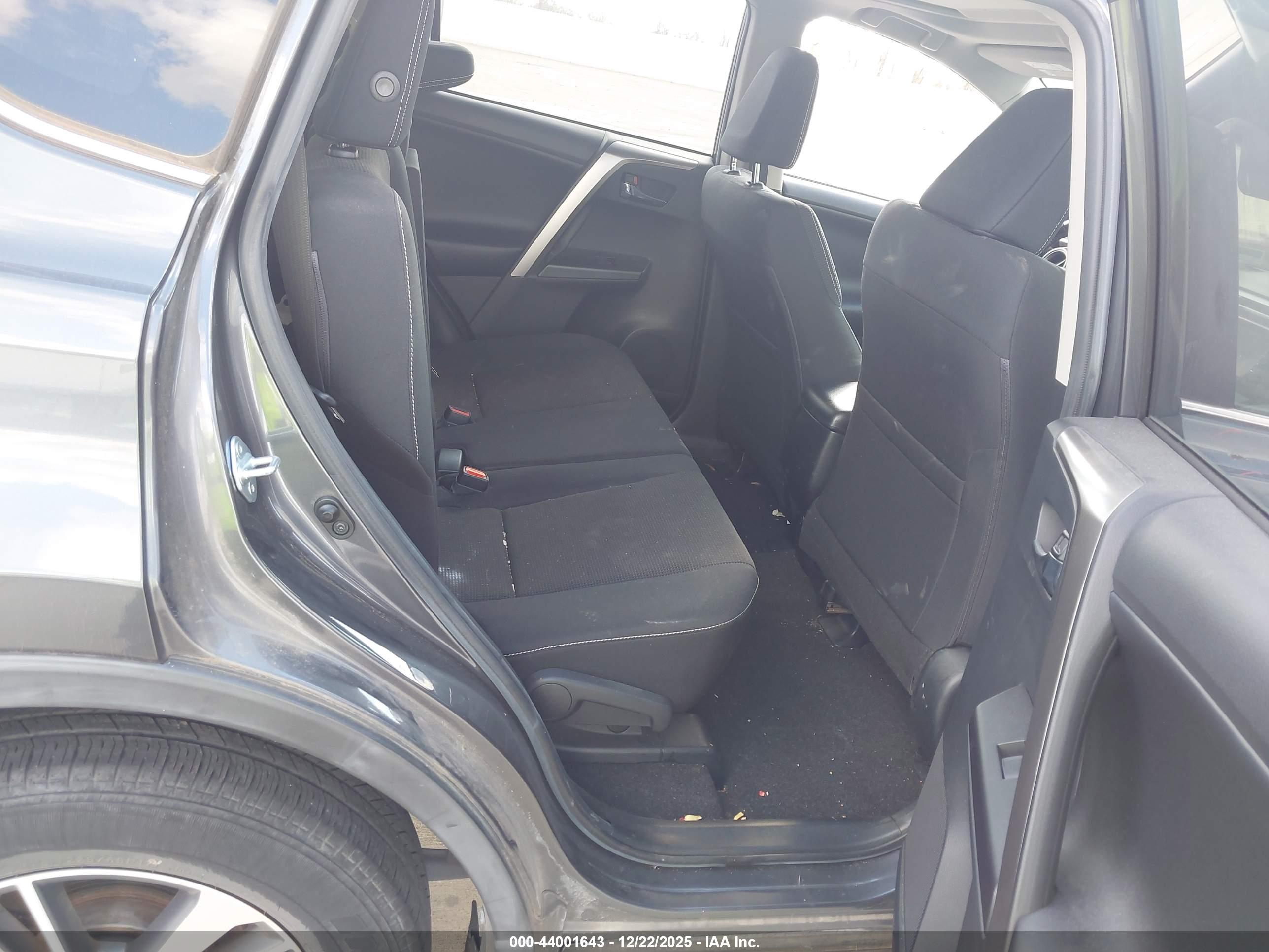 TOYOTA RAV4 image 8