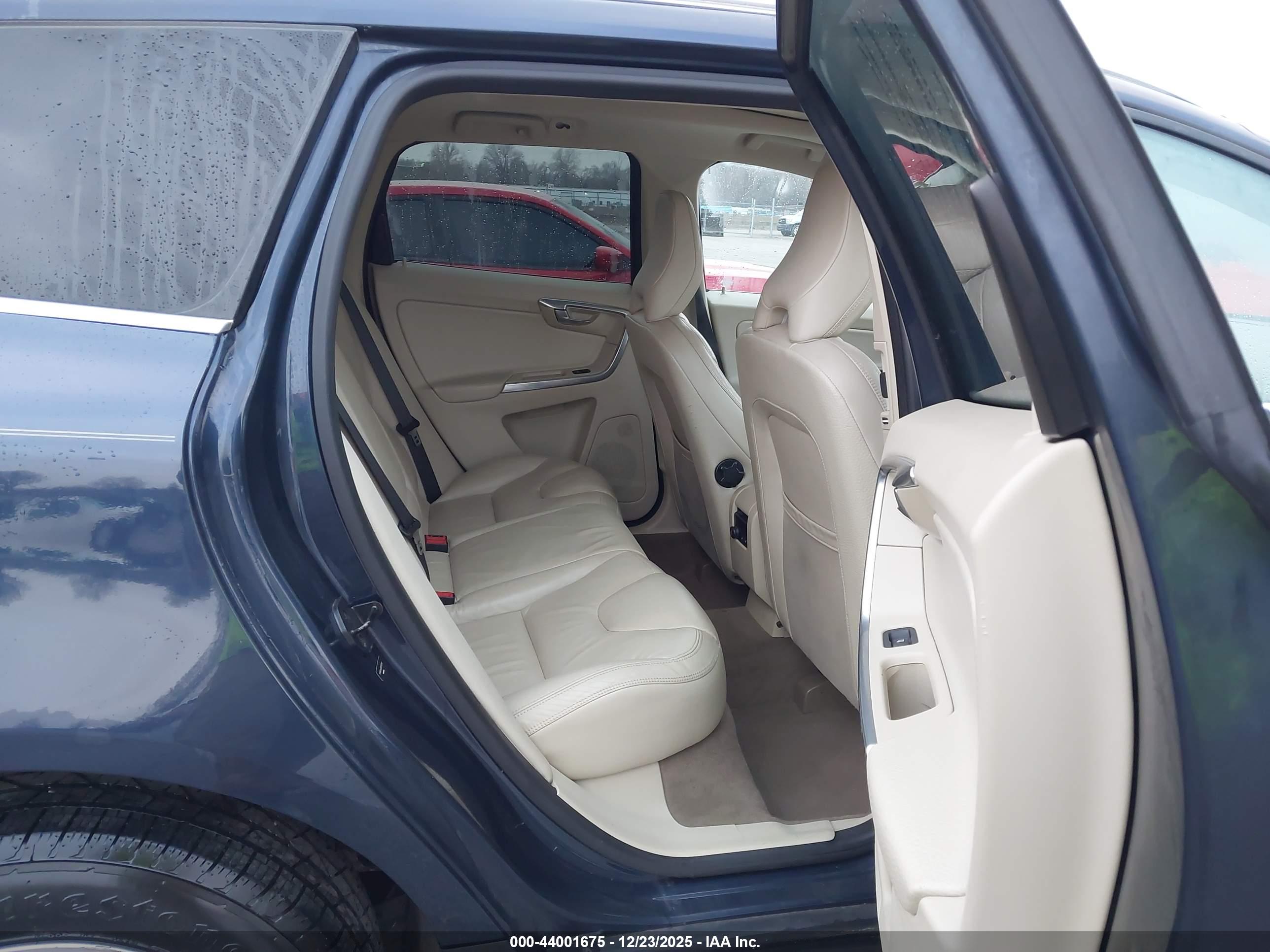 VOLVO XC60 image 8