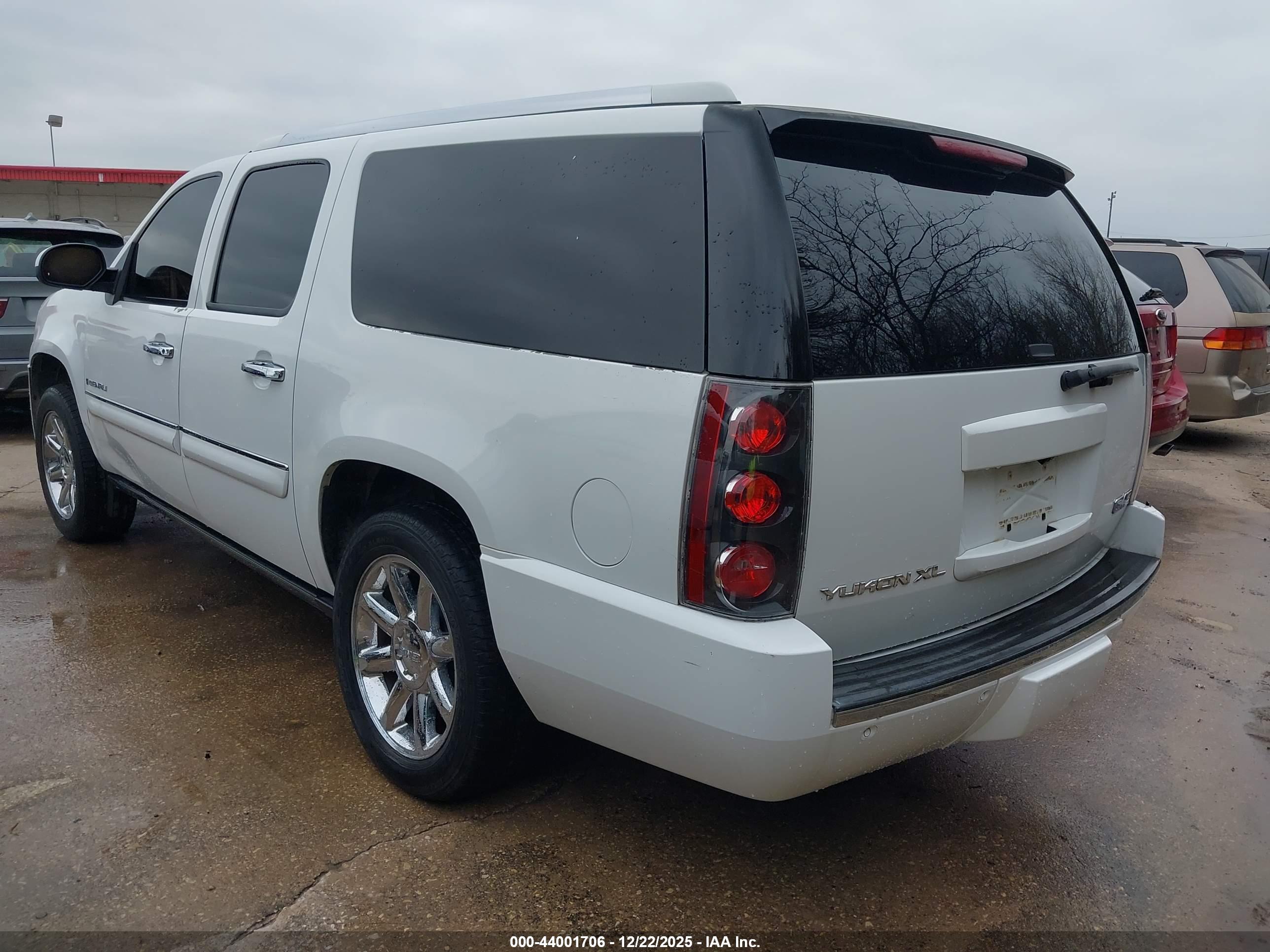 GMC YUKON image 3