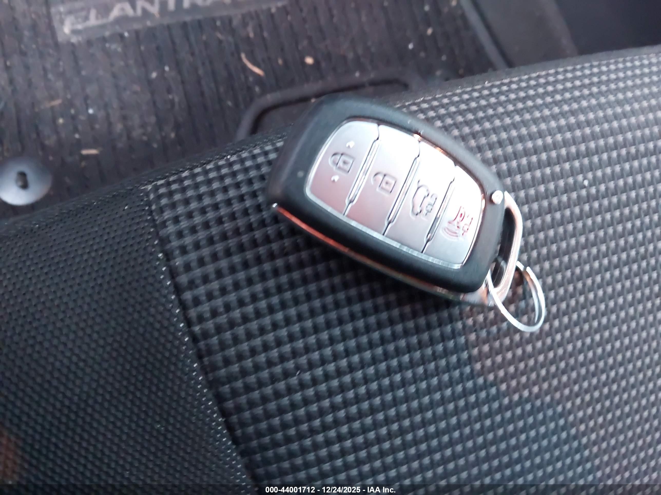 HYUNDAI ELANTRA image 11