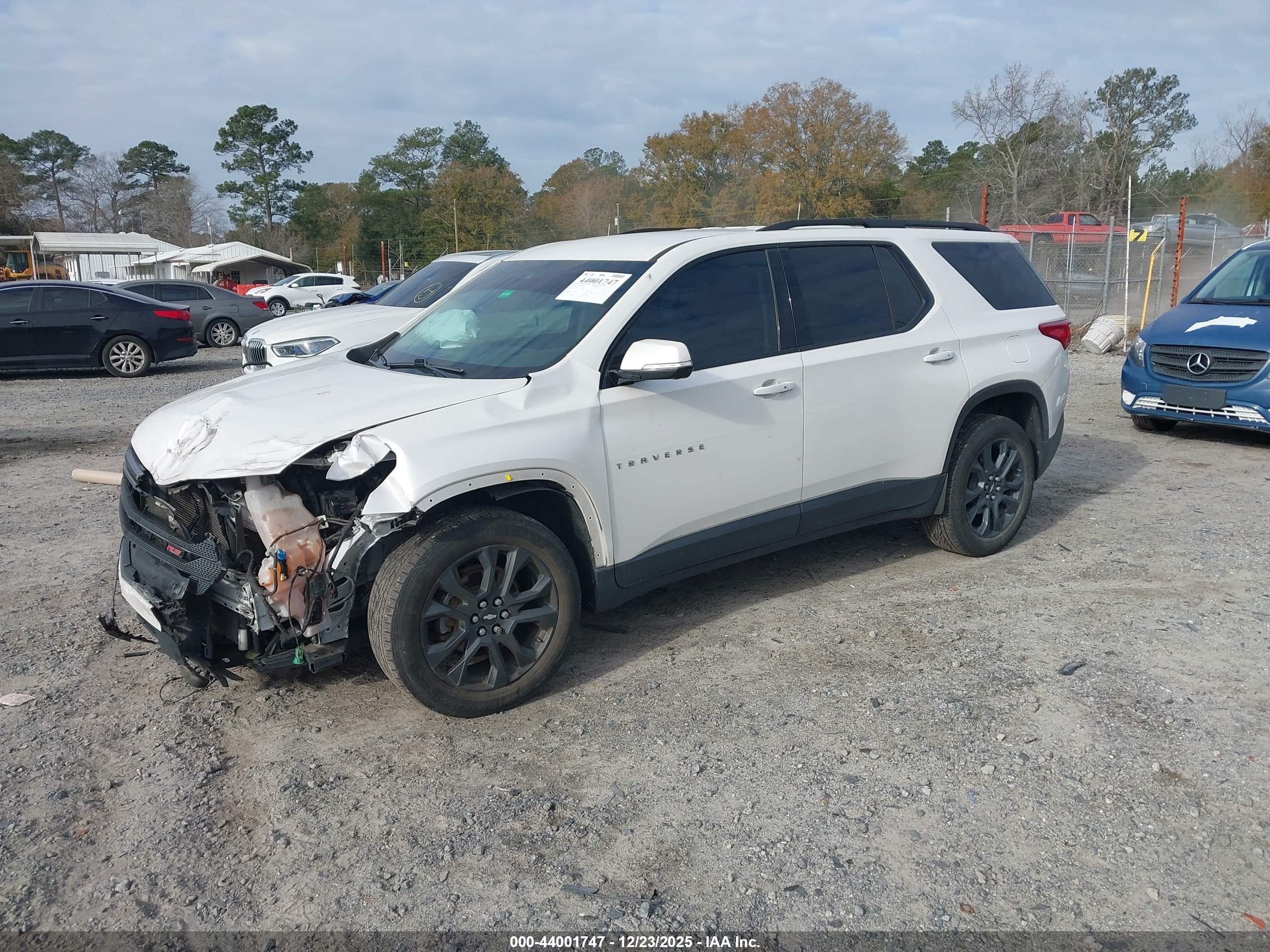 CHEVROLET TRAVERSE image 2