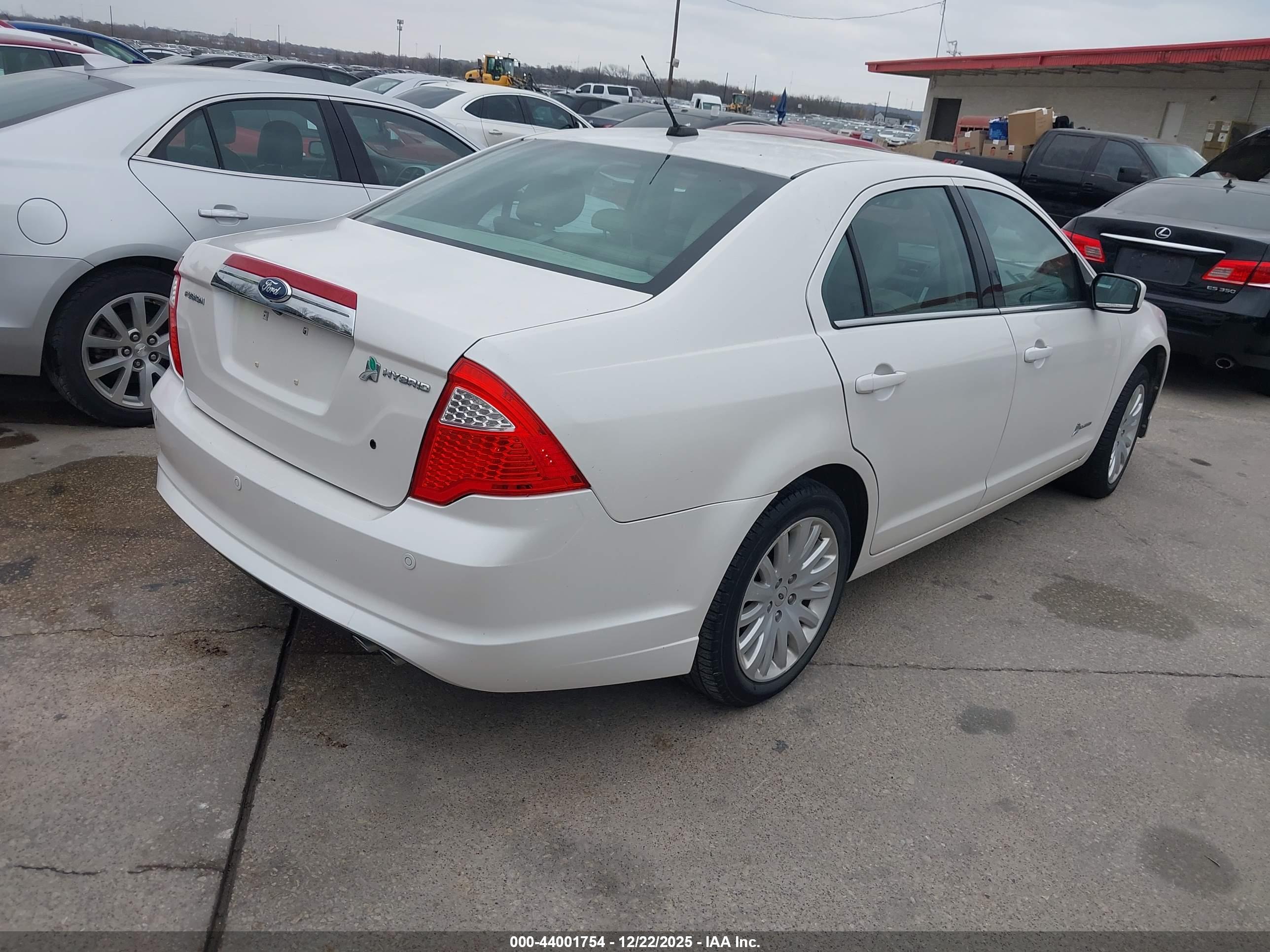 FORD FUSION image 4