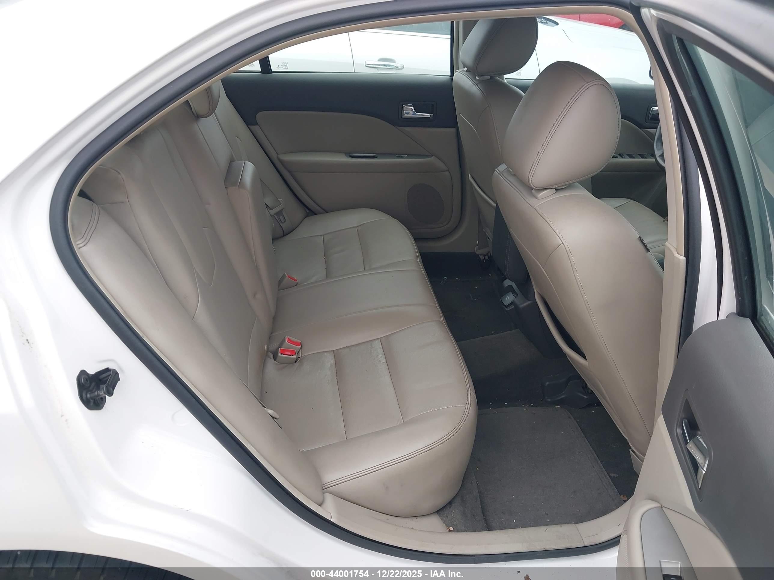 FORD FUSION image 8