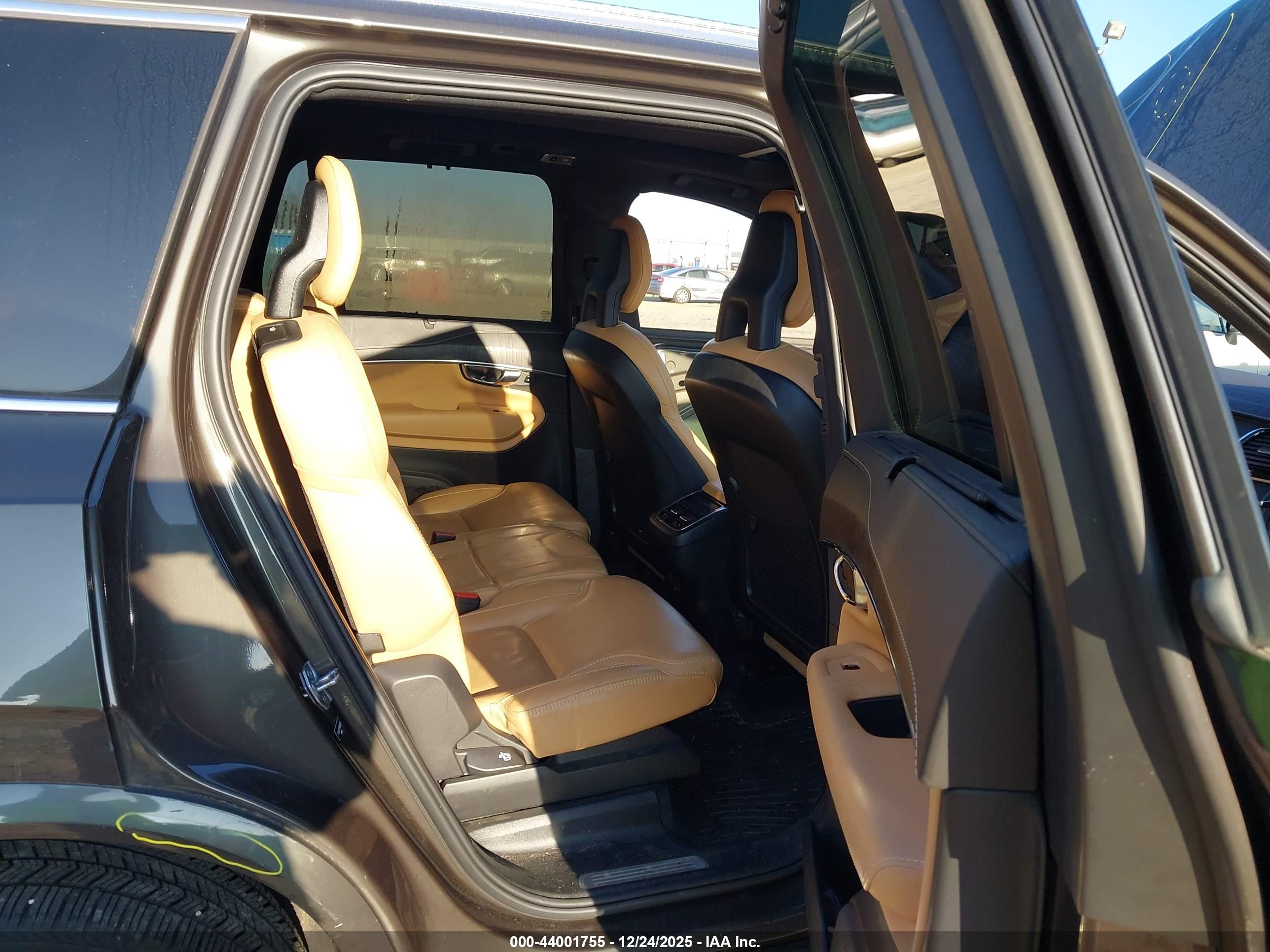 VOLVO XC90 image 8