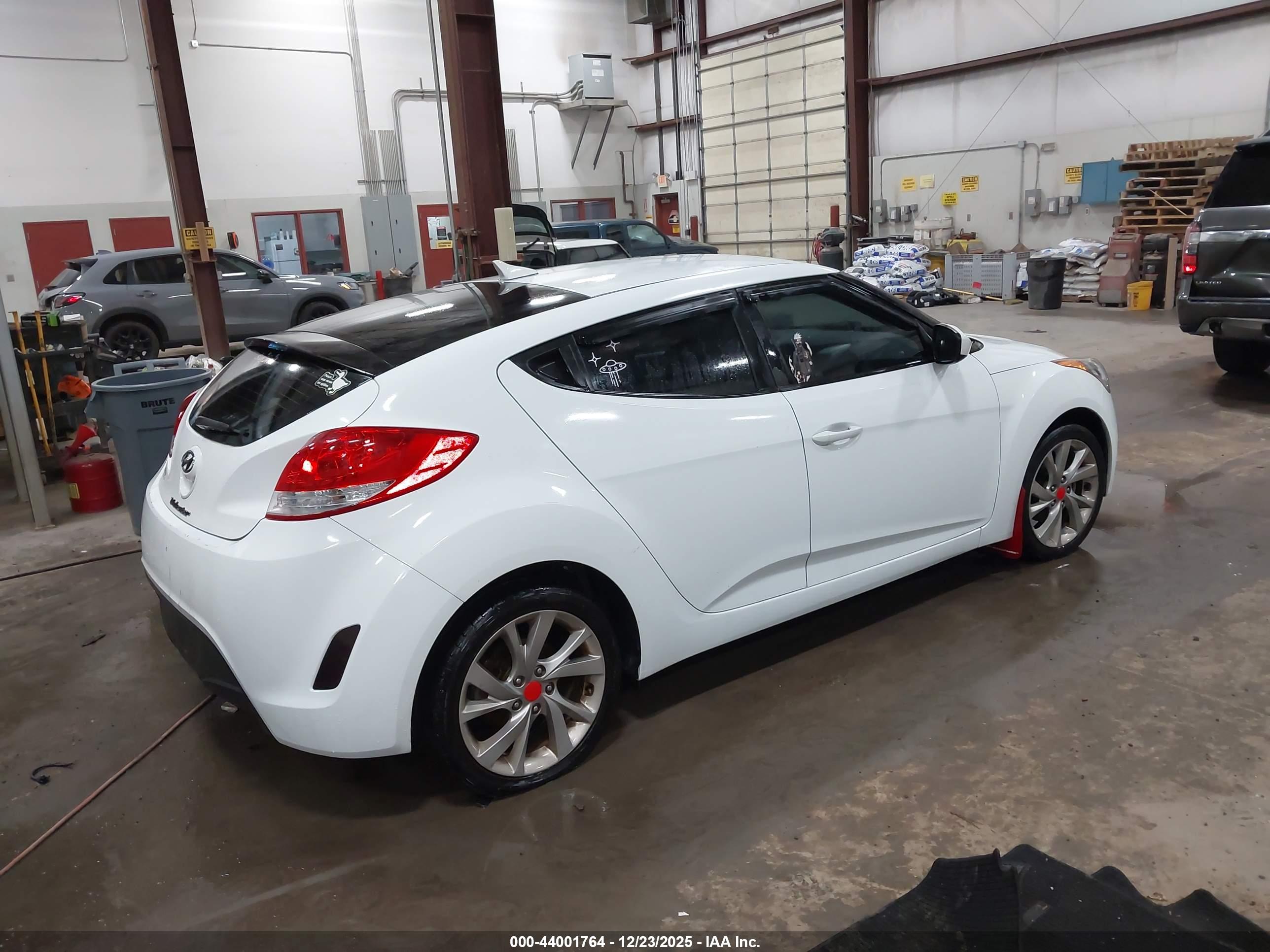 HYUNDAI VELOSTER image 4