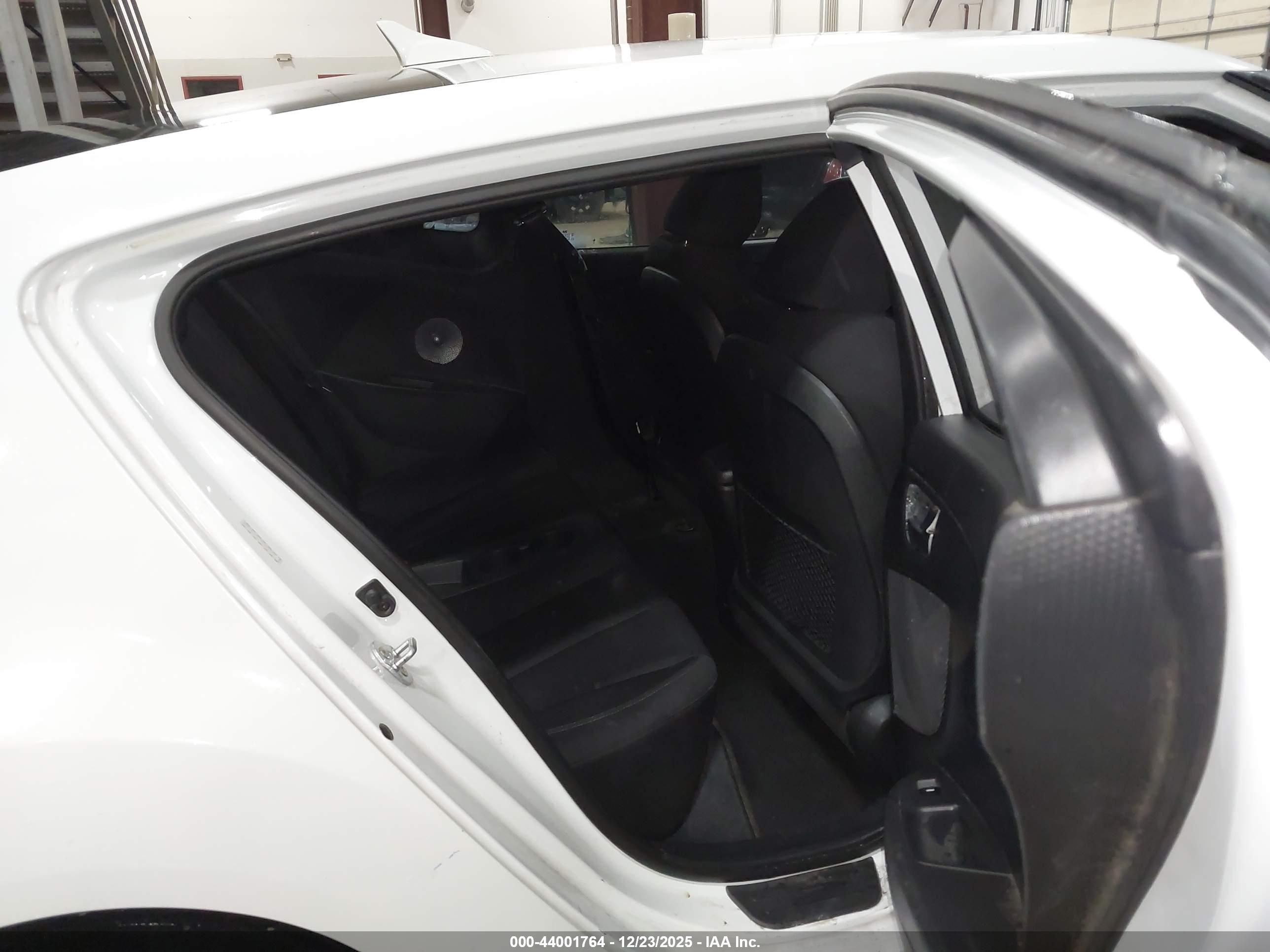 HYUNDAI VELOSTER image 8