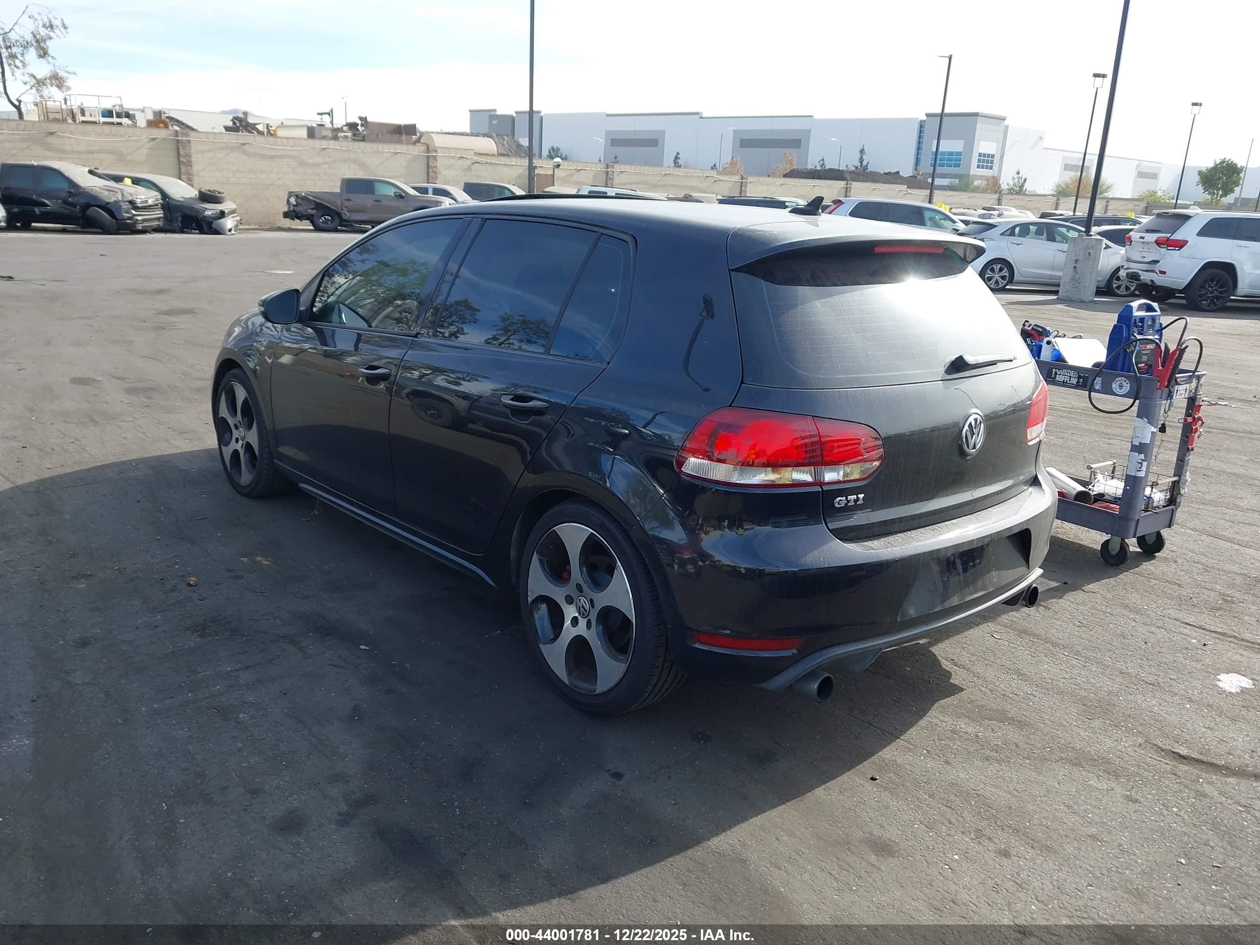 VOLKSWAGEN GTI image 3