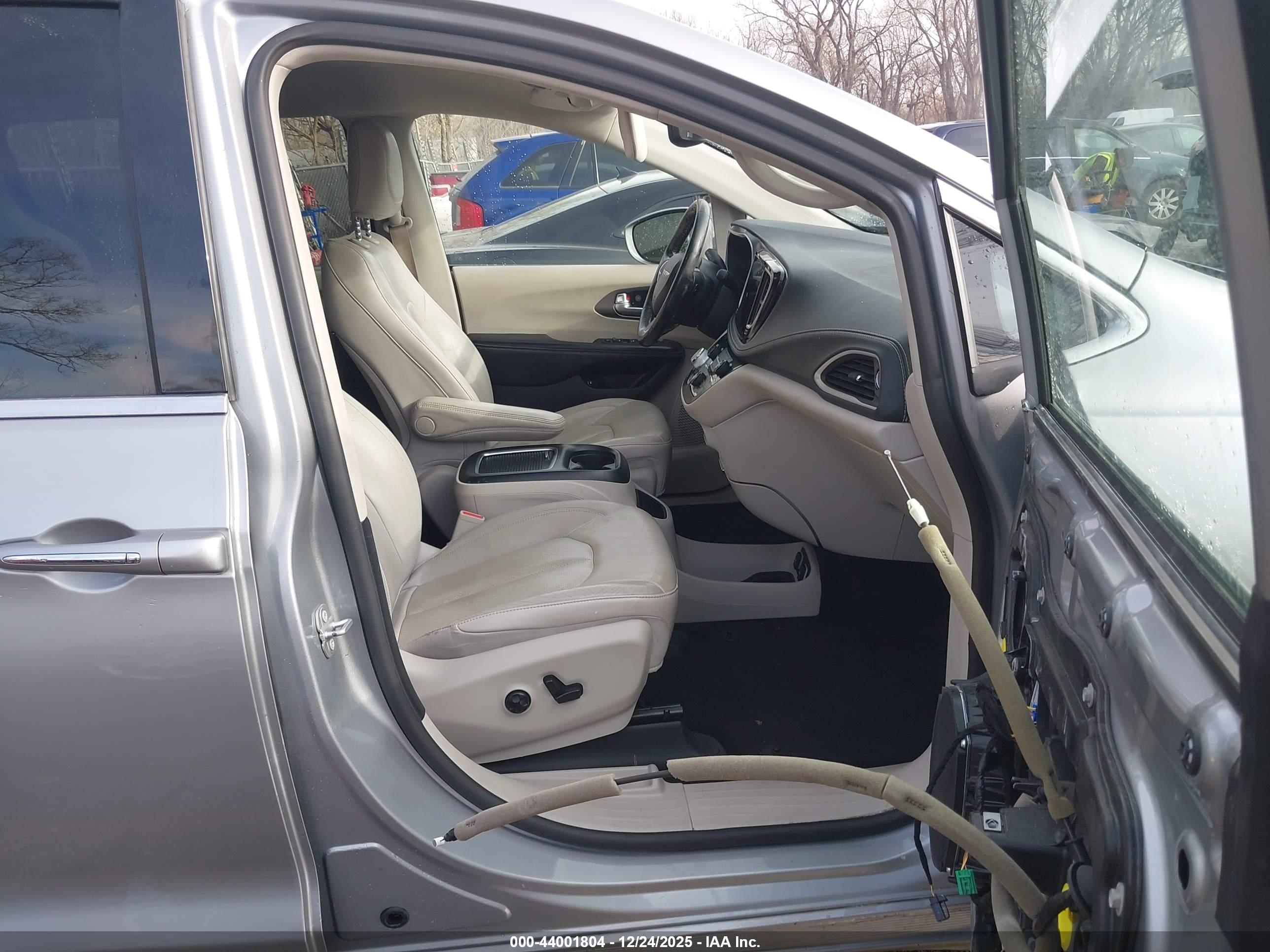 CHRYSLER PACIFICA image 5