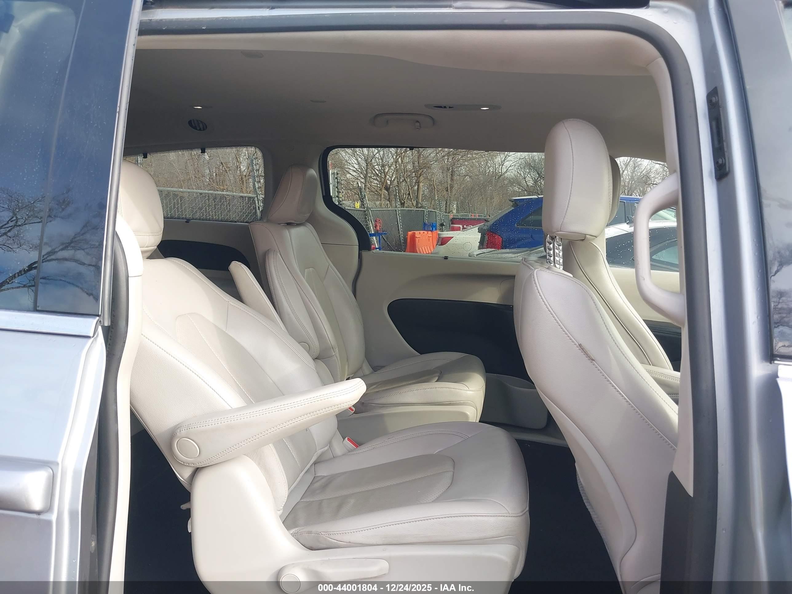 CHRYSLER PACIFICA image 8