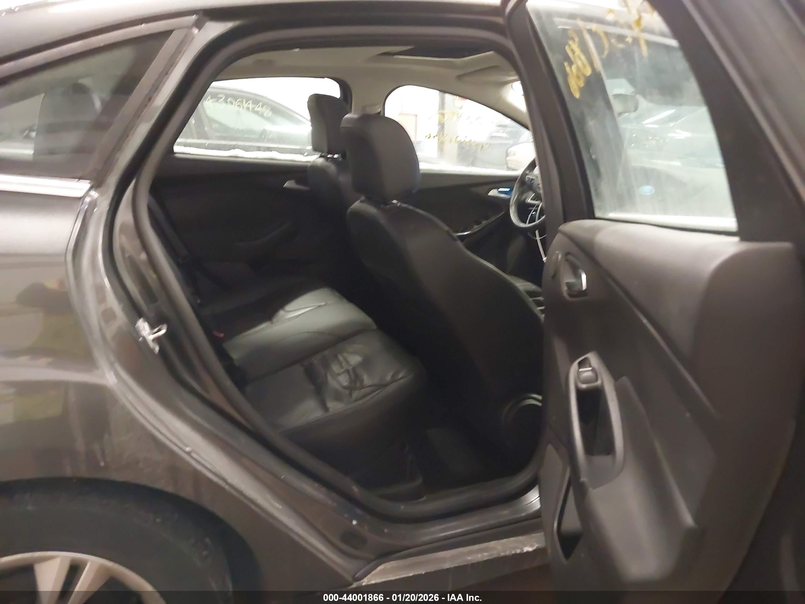 FORD FOCUS image 8