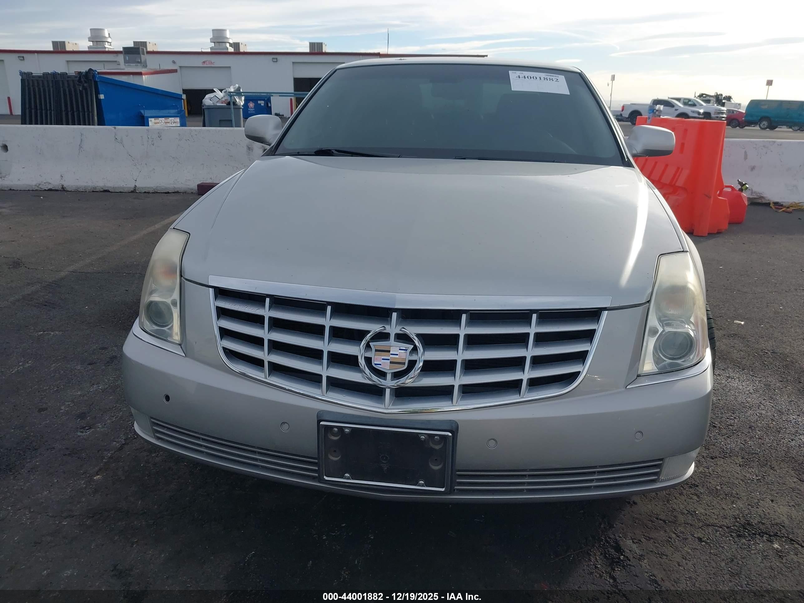 CADILLAC DTS image 6