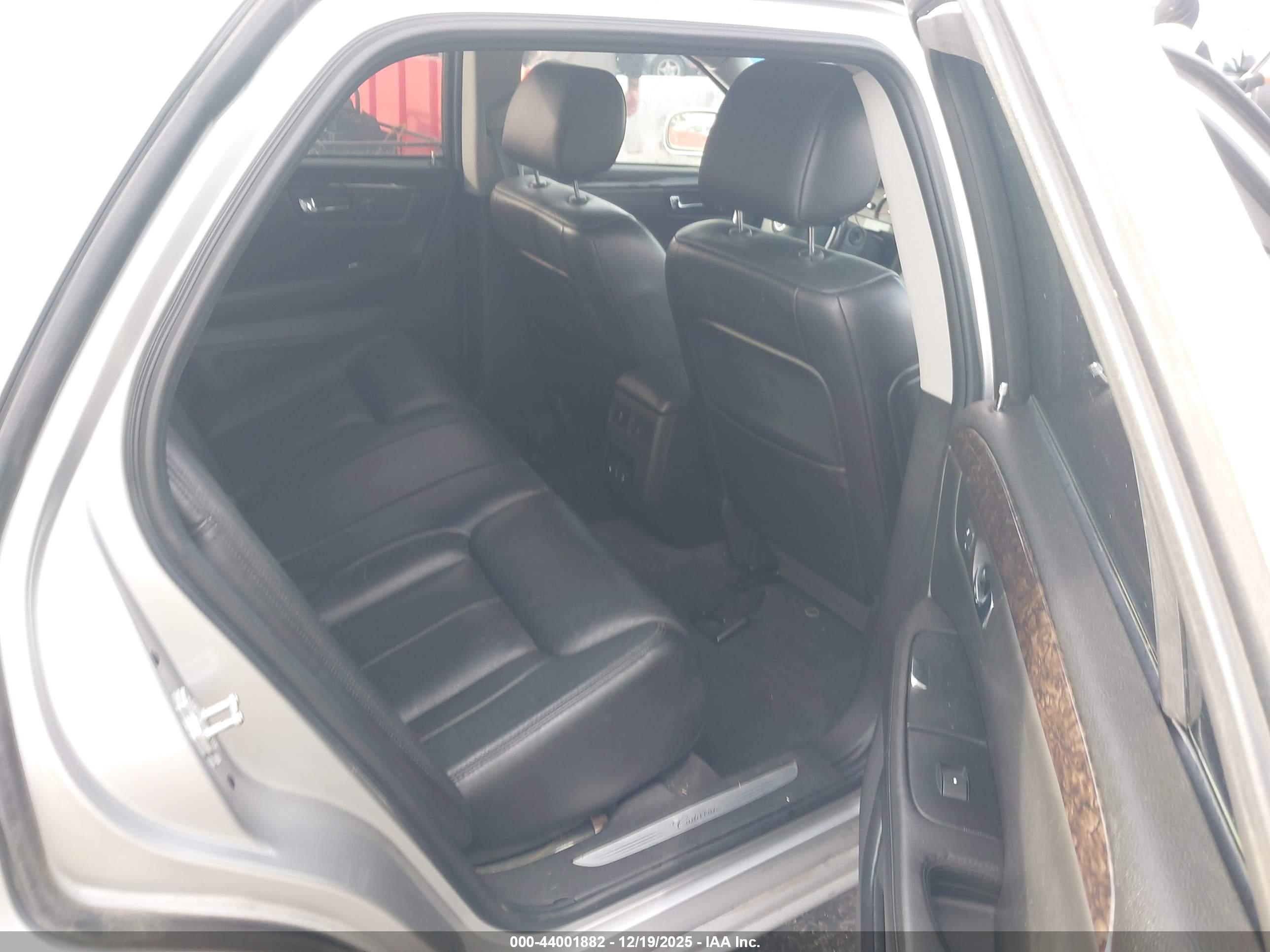 CADILLAC DTS image 8