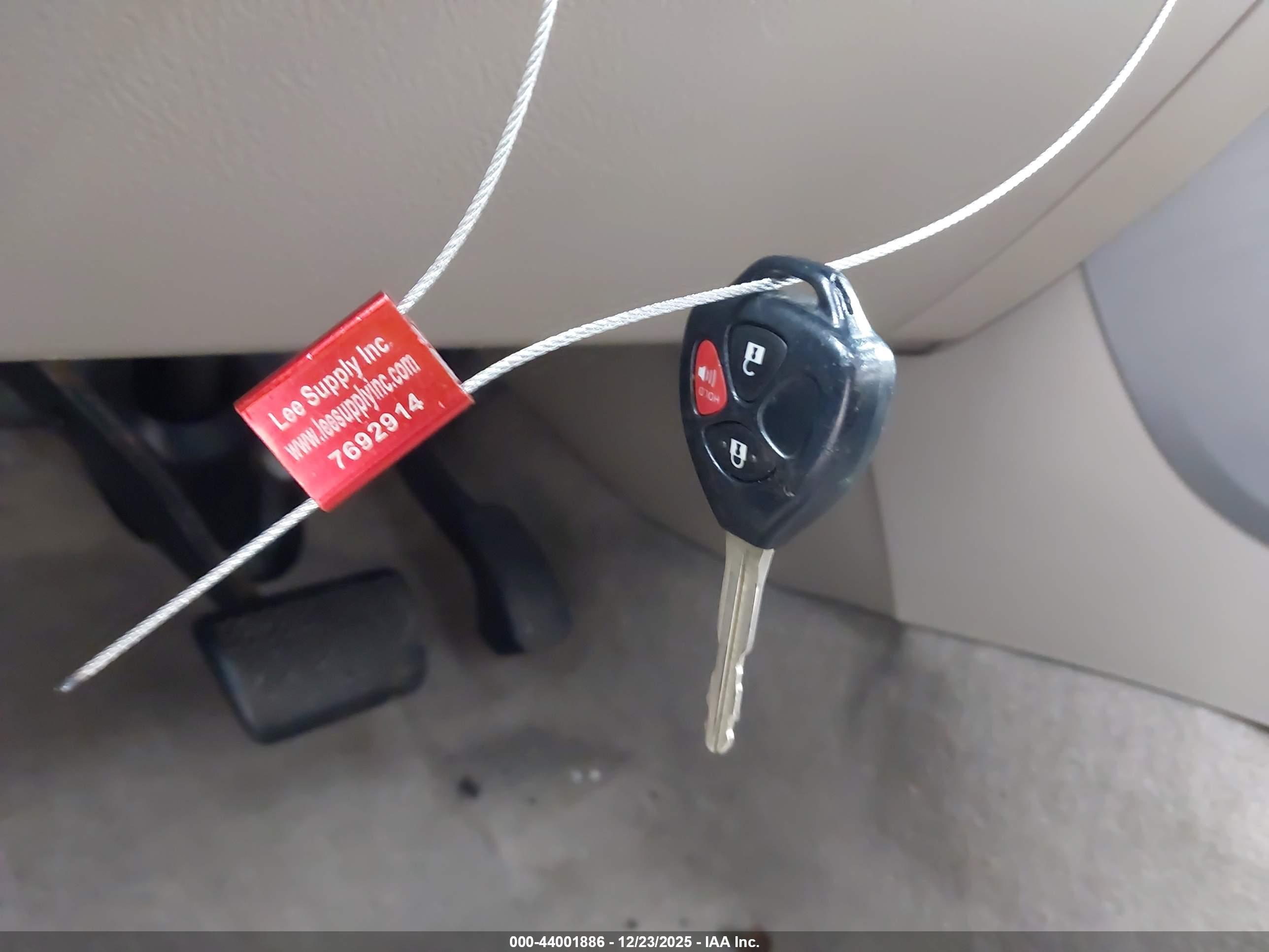 TOYOTA RAV4 image 11