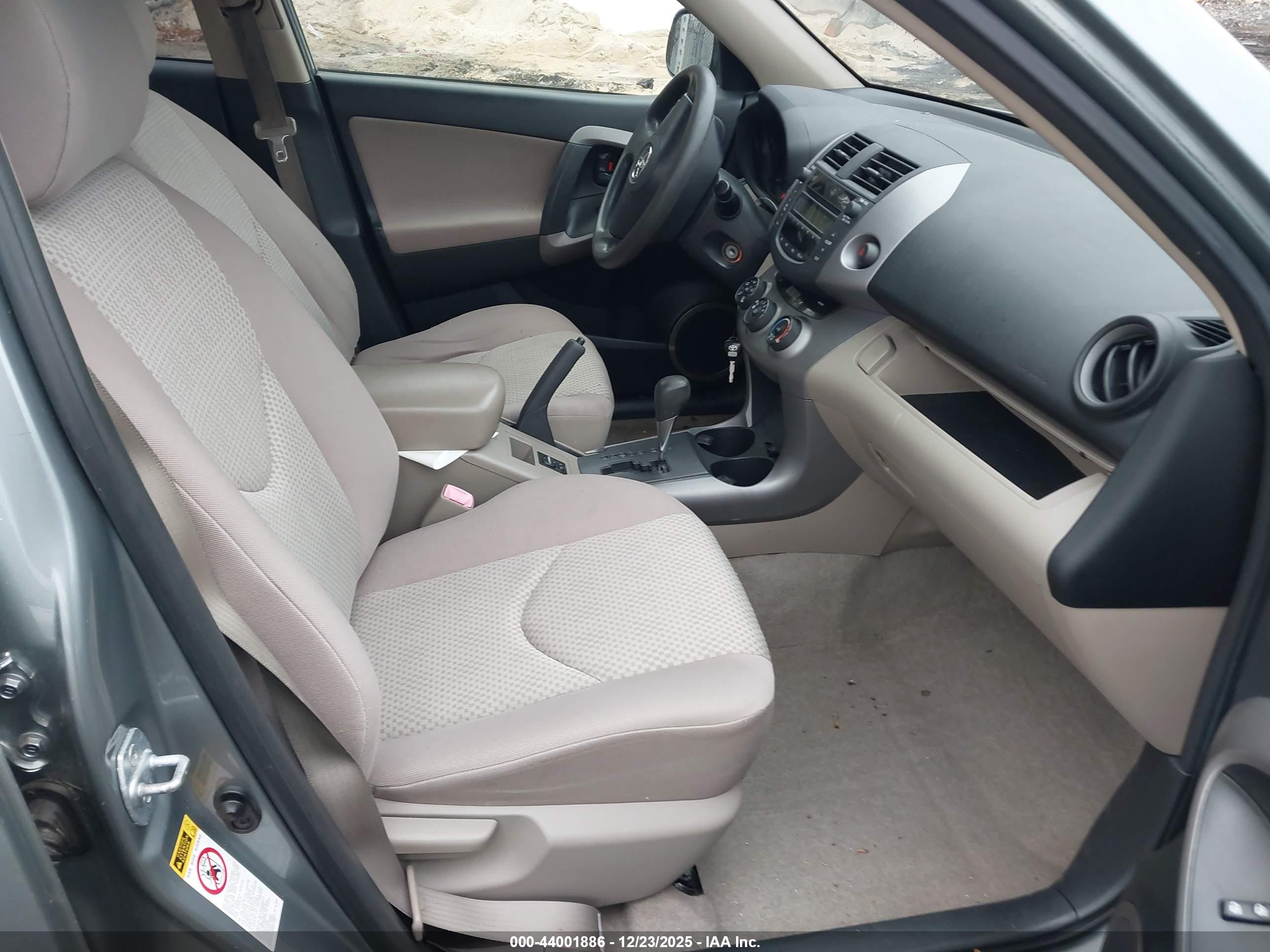 TOYOTA RAV4 image 5