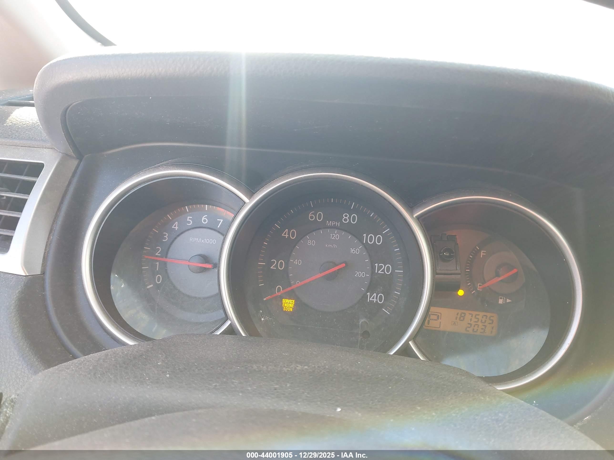 NISSAN VERSA image 7
