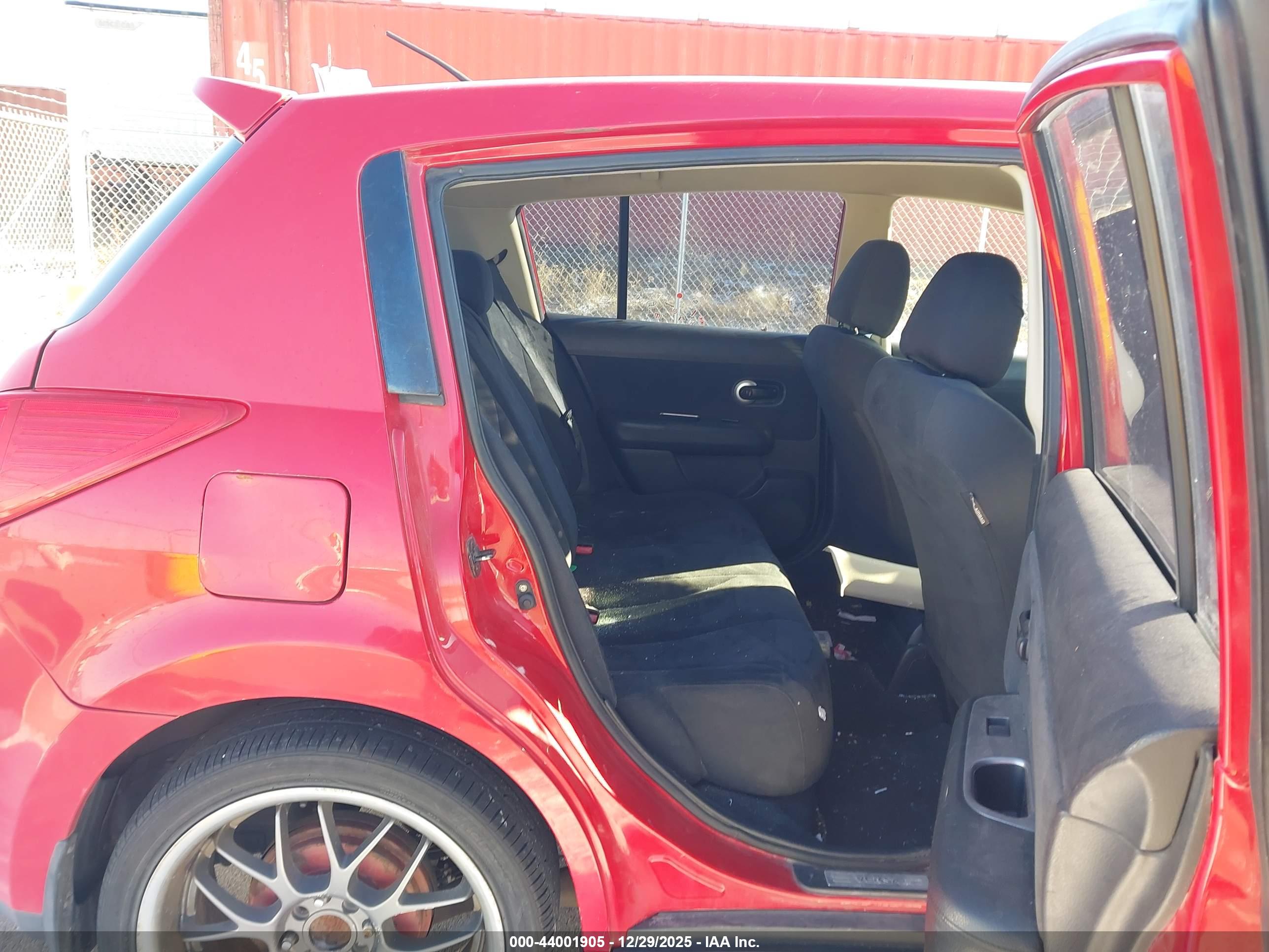 NISSAN VERSA image 8