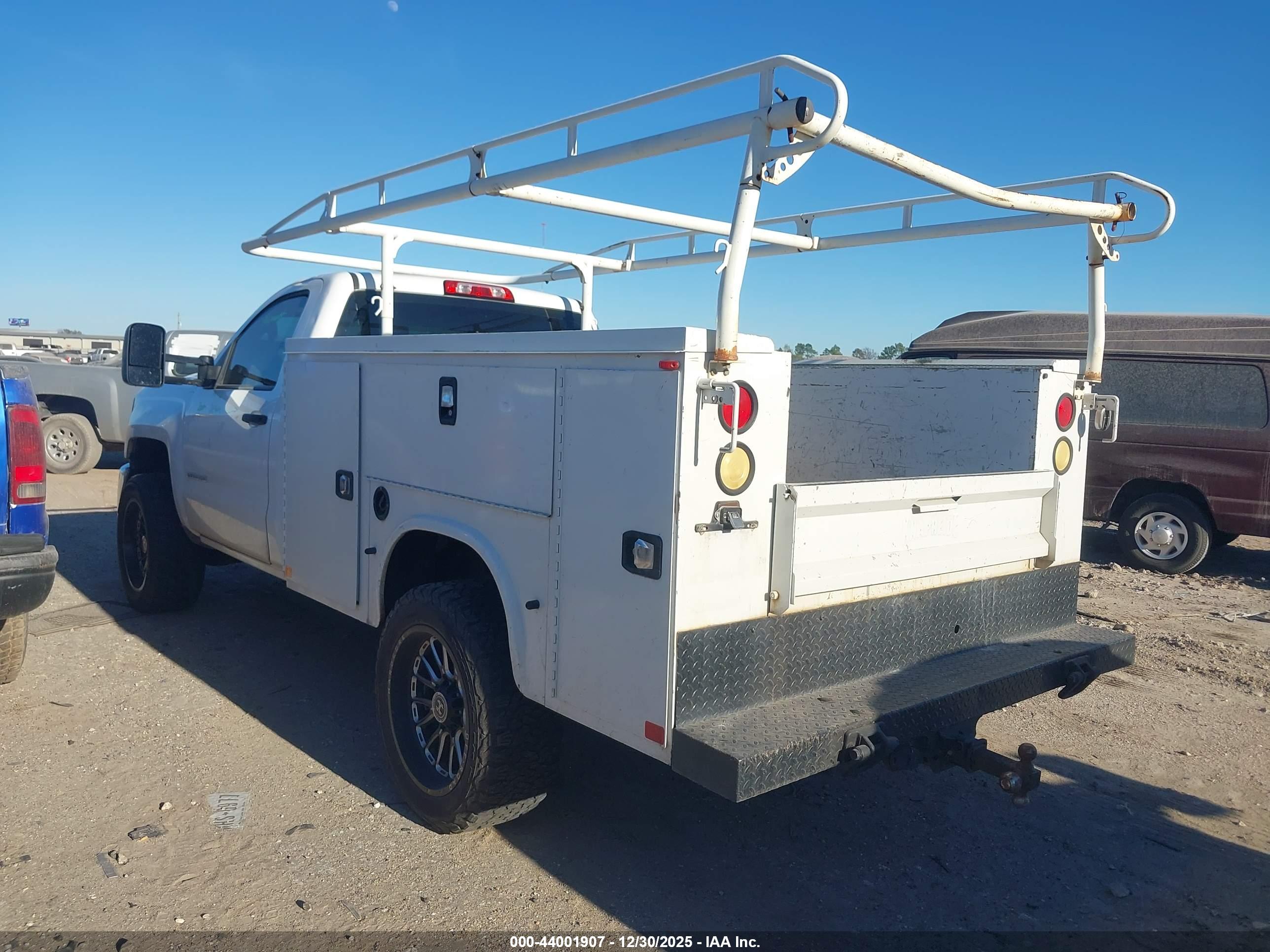 CHEVROLET SILVERADO image 3