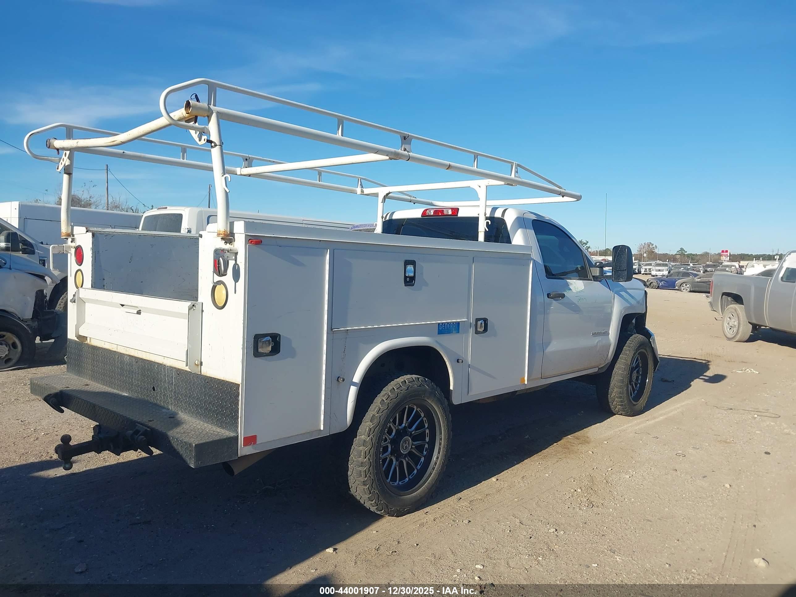 CHEVROLET SILVERADO image 4
