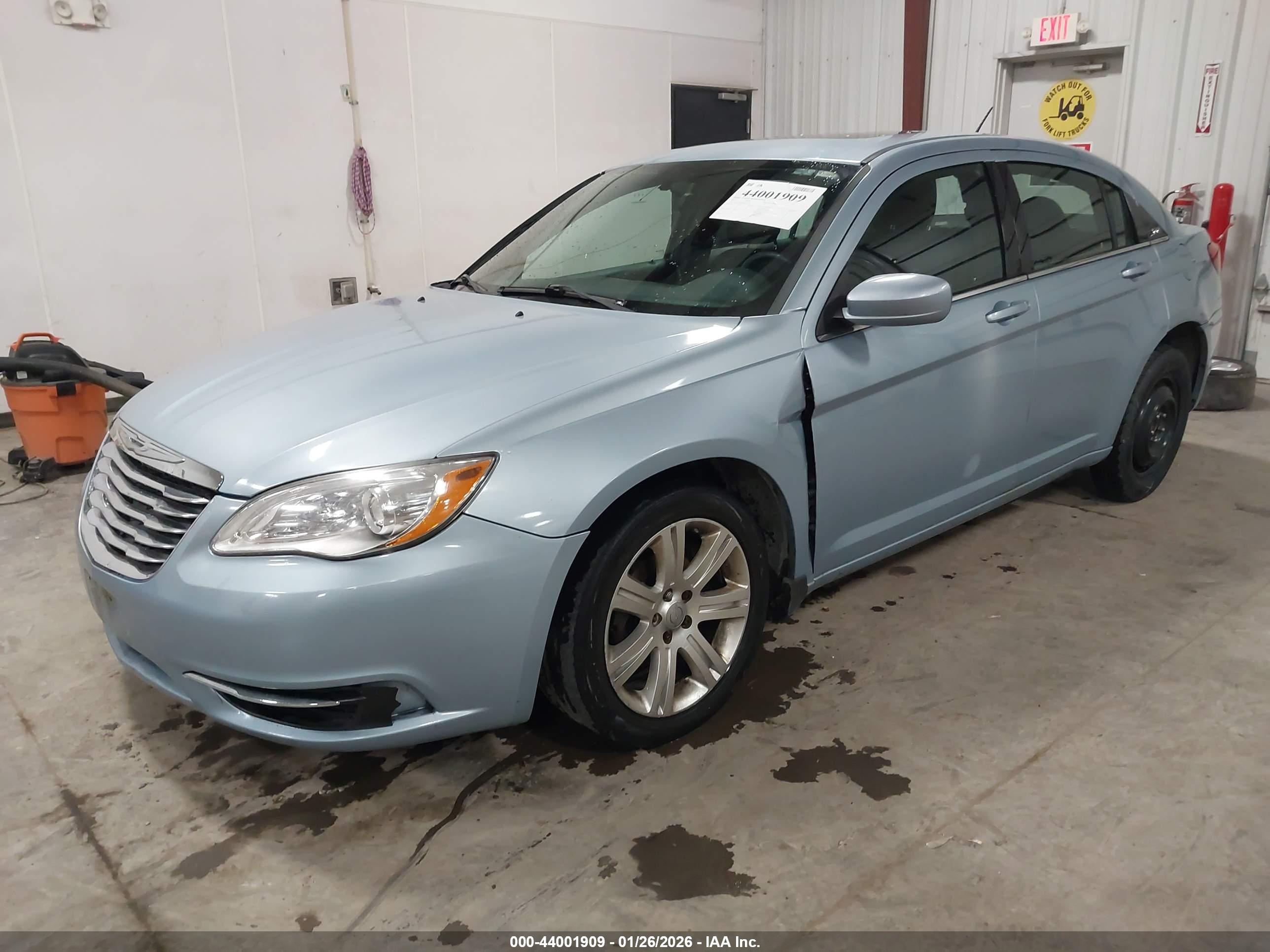 CHRYSLER 200 image 2