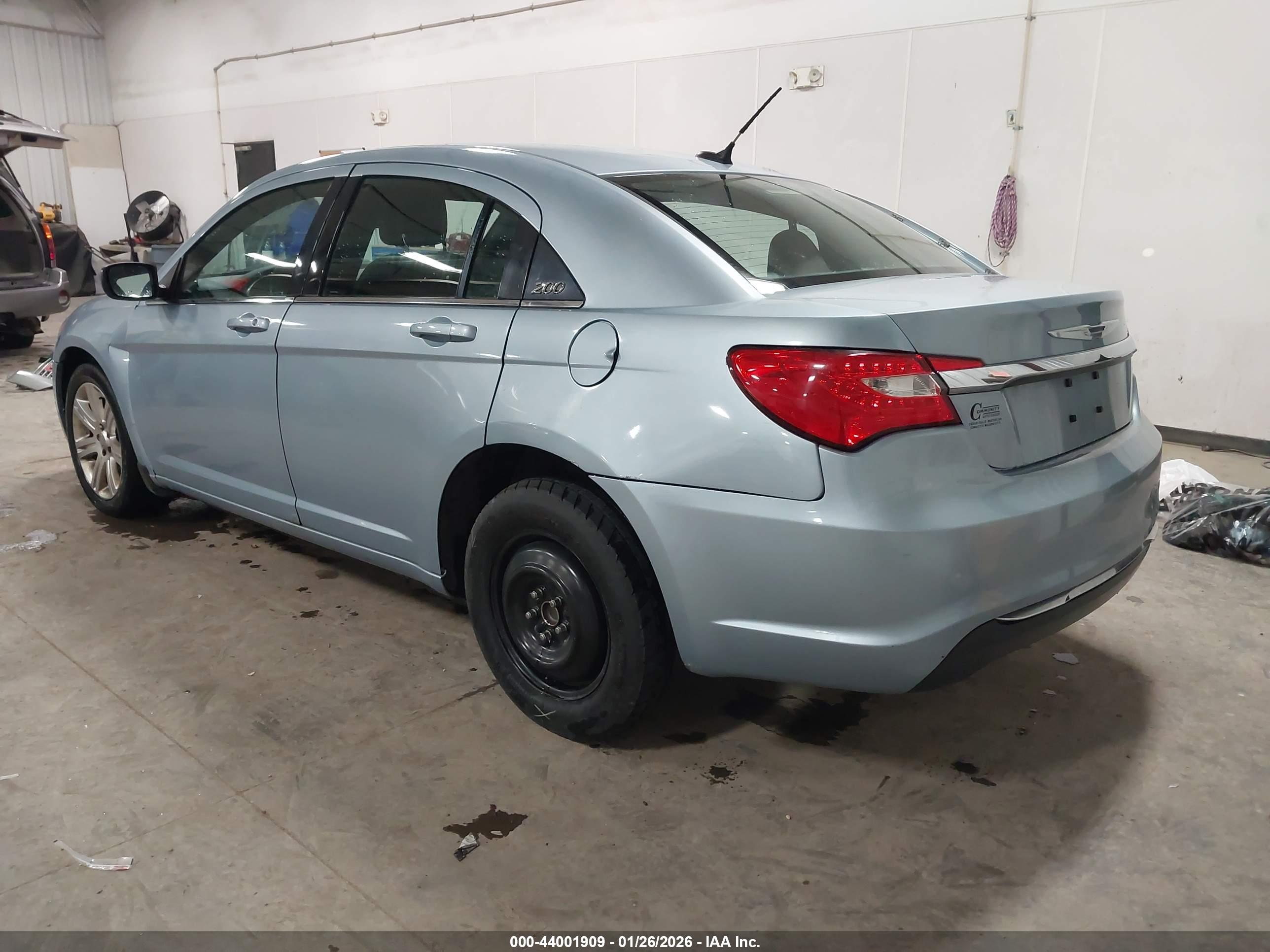 CHRYSLER 200 image 3