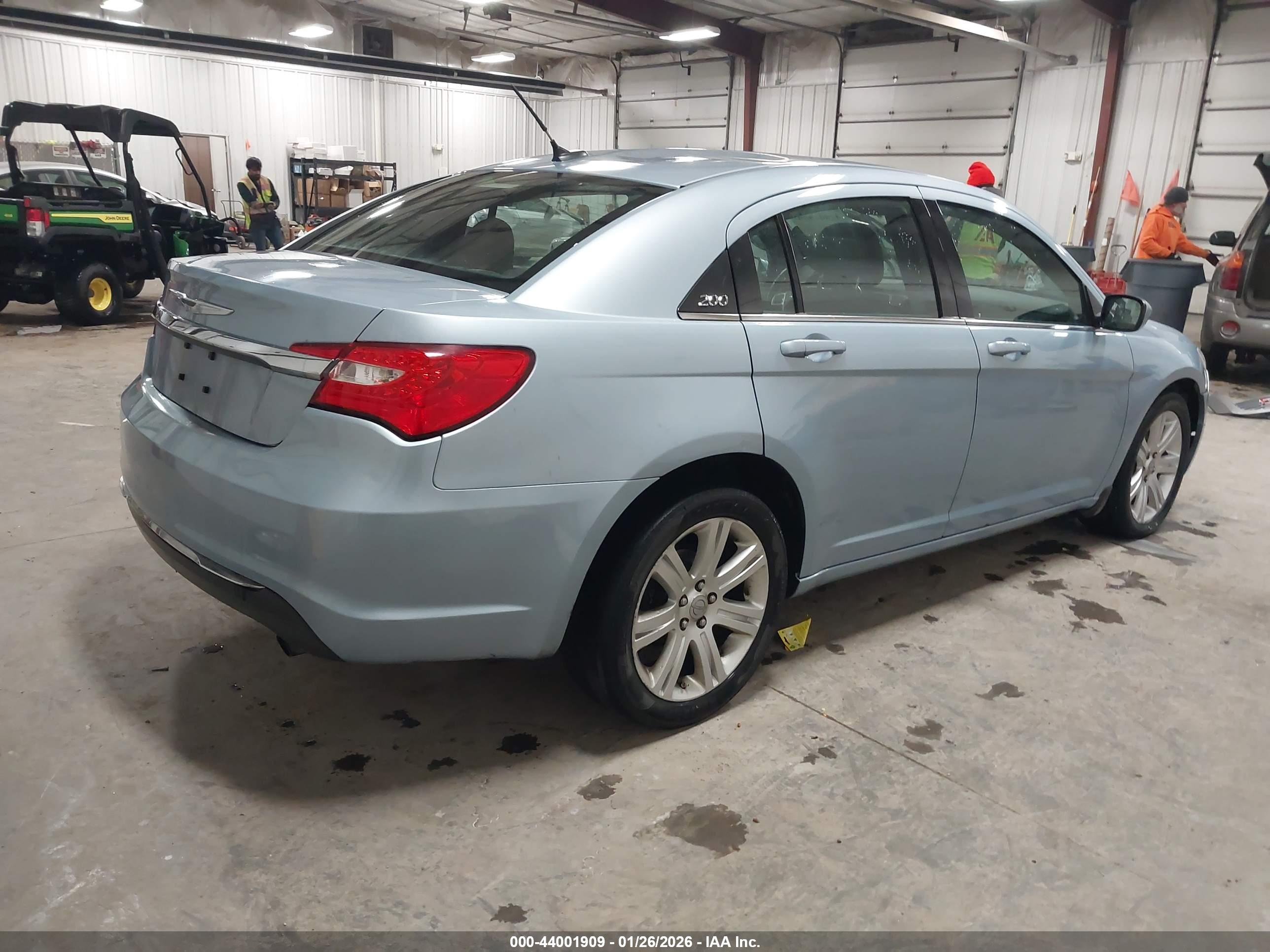 CHRYSLER 200 image 4