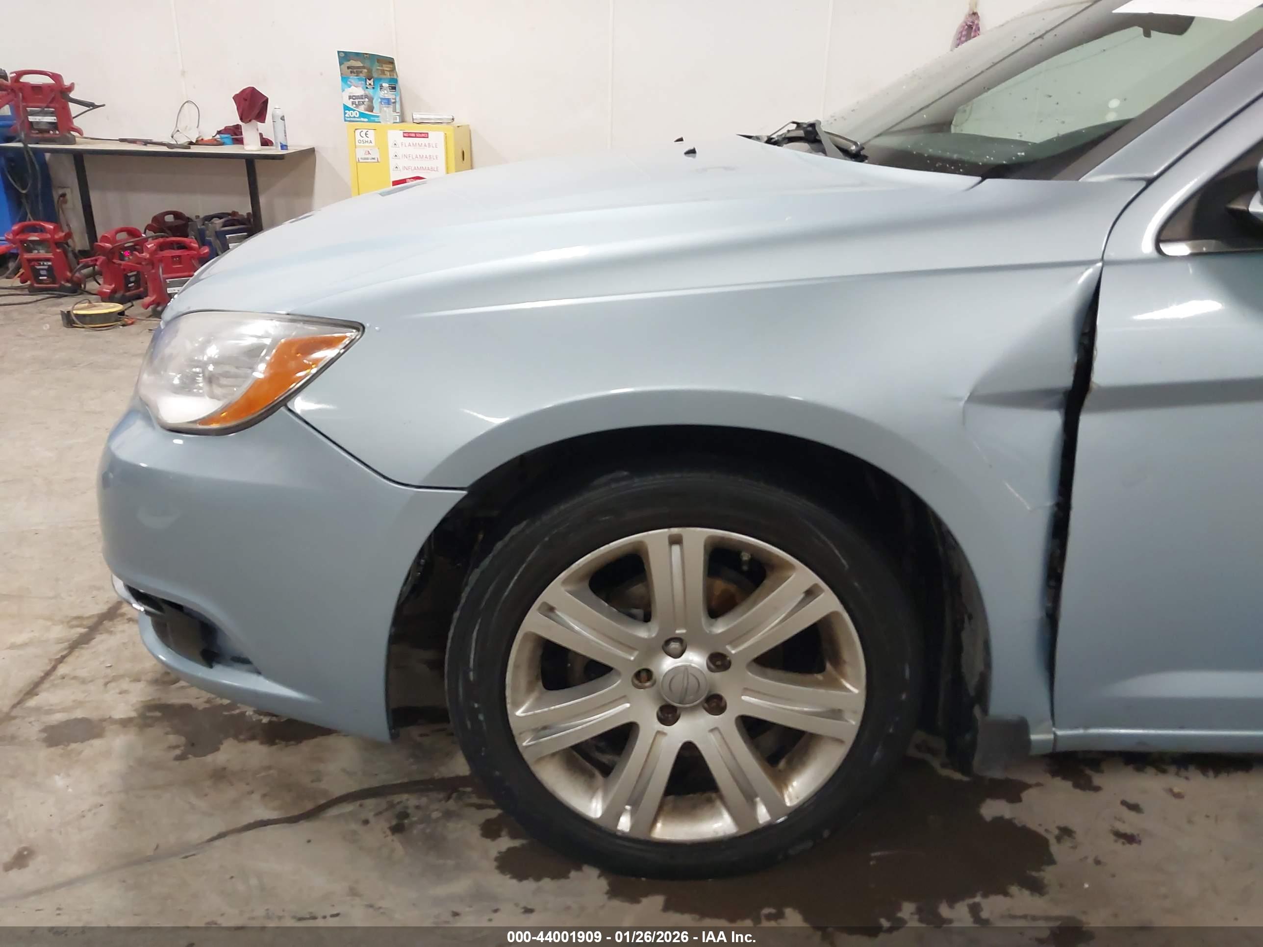 CHRYSLER 200 image 6