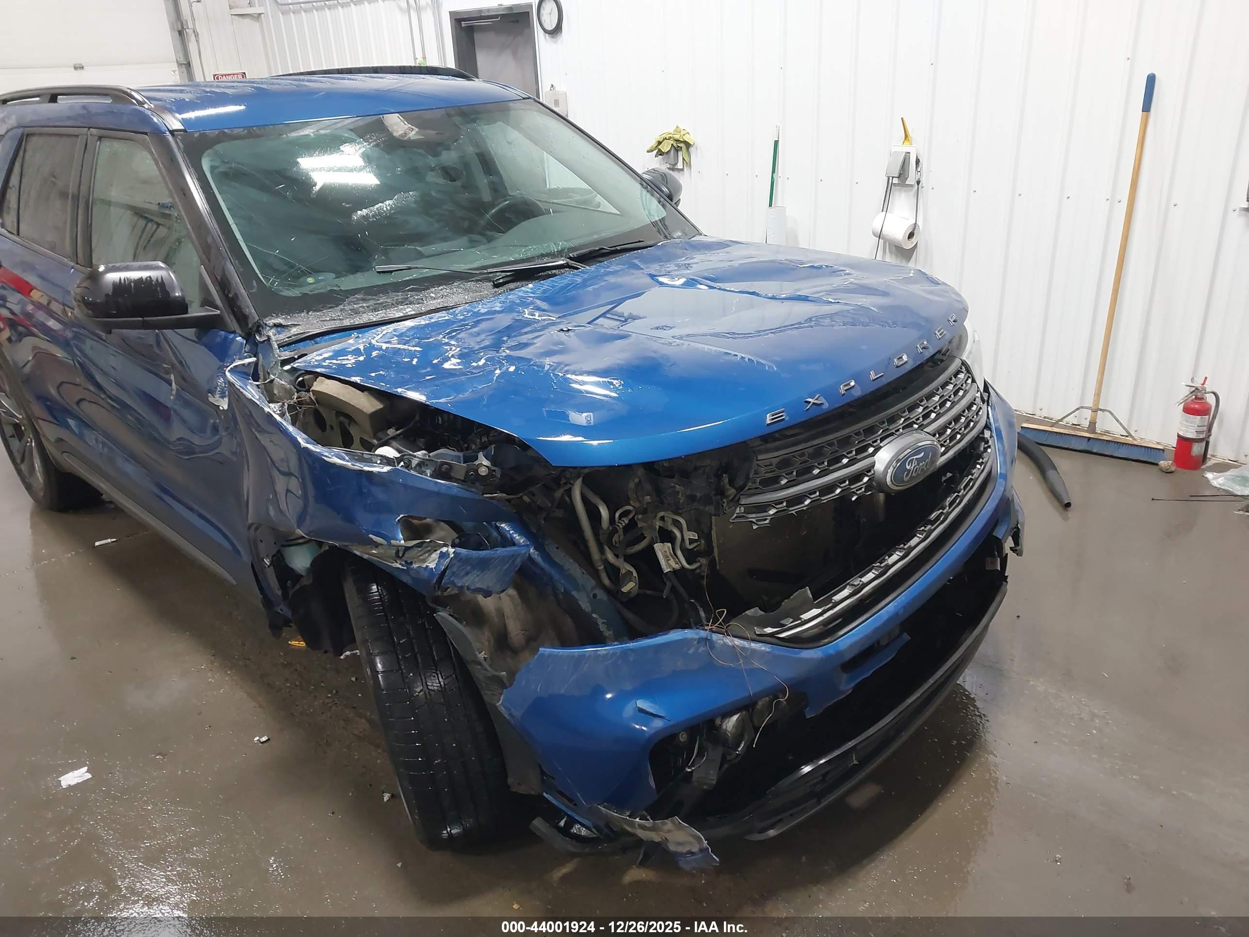 FORD EXPLORER image 6