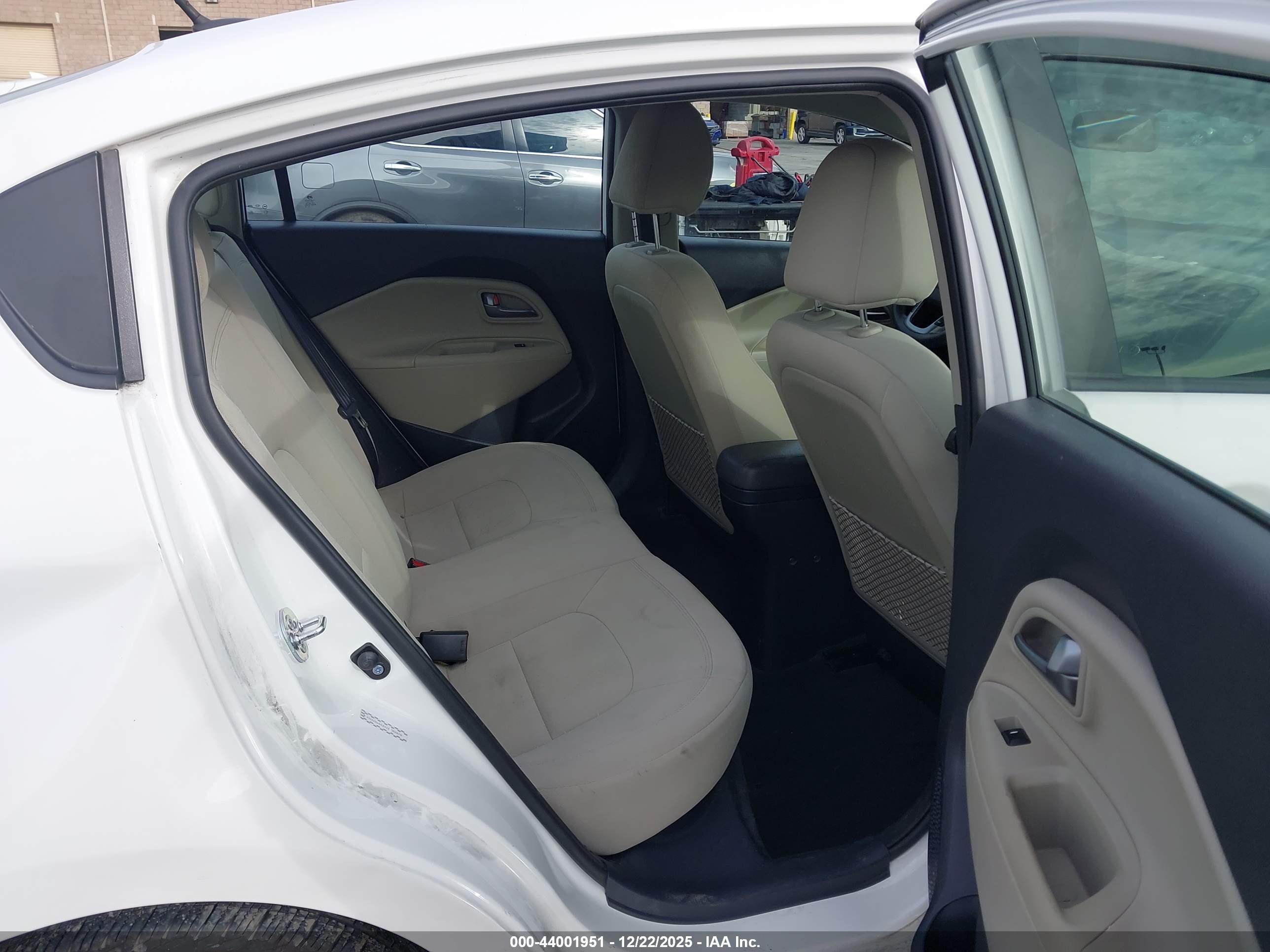 KIA RIO image 8