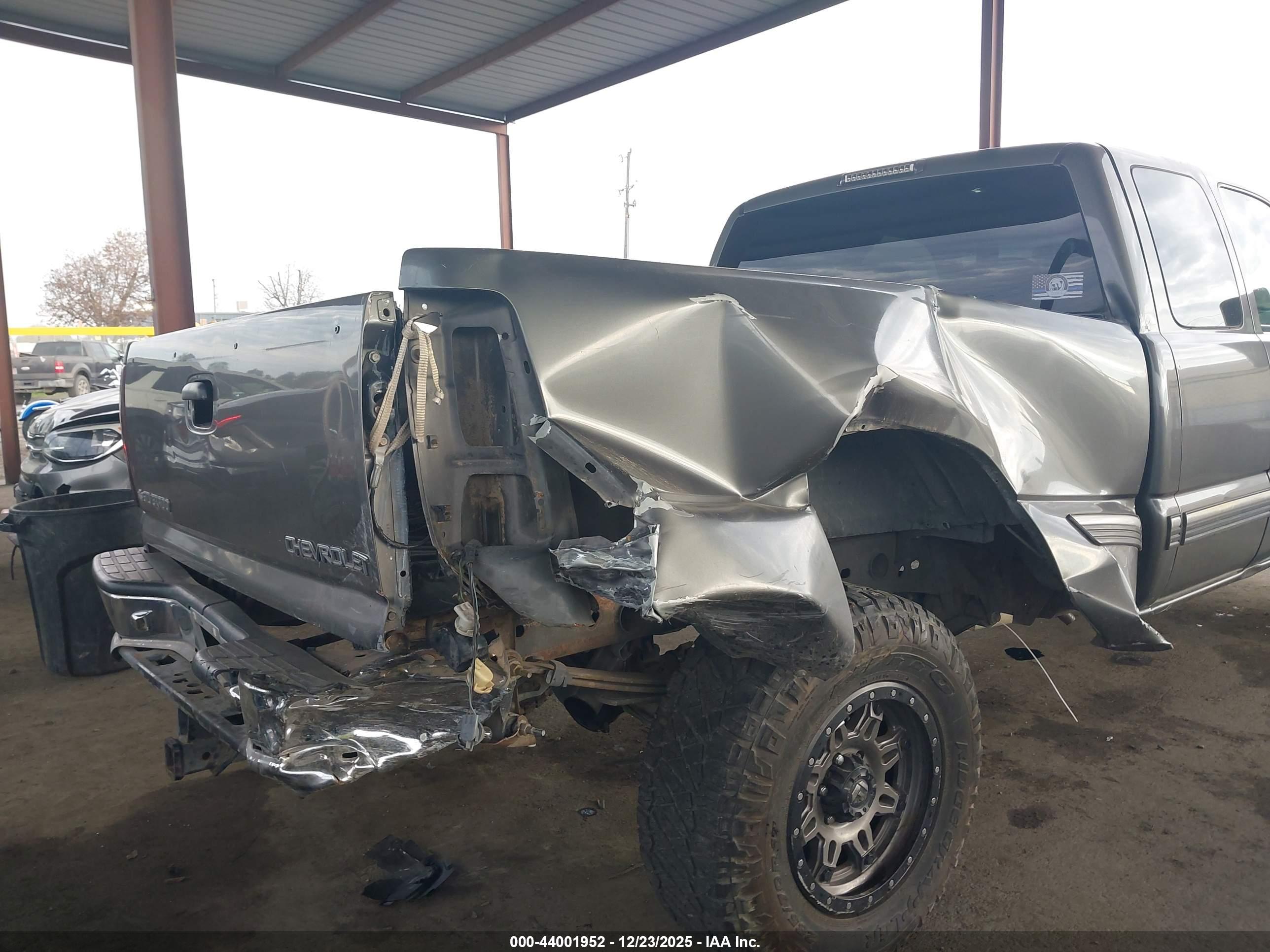 CHEVROLET SILVERADO image 6
