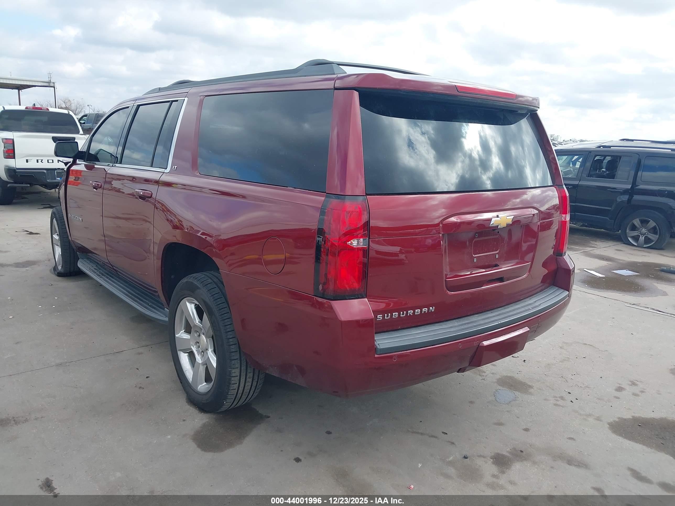 CHEVROLET SUBURBAN image 3