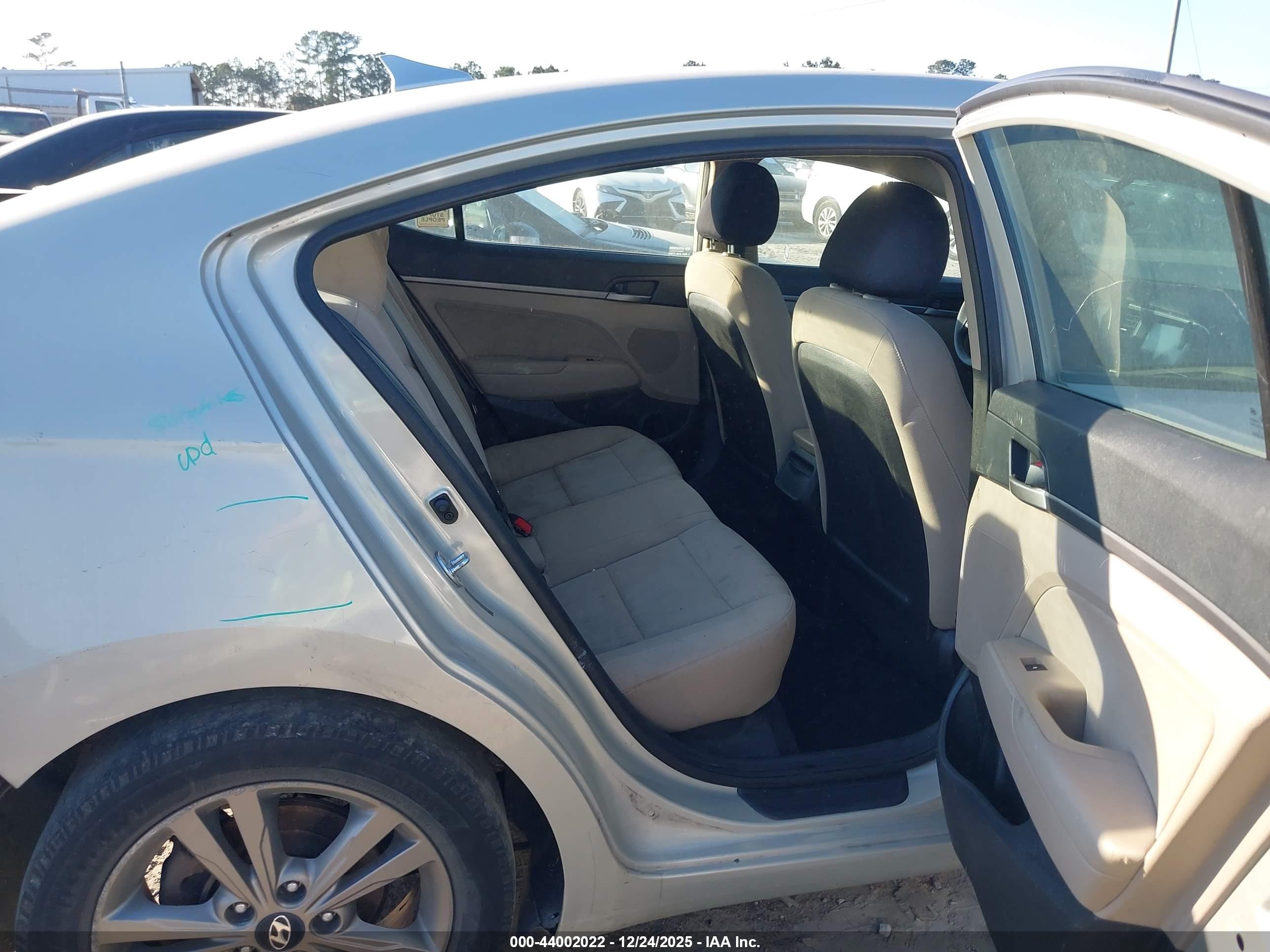 HYUNDAI ELANTRA image 8