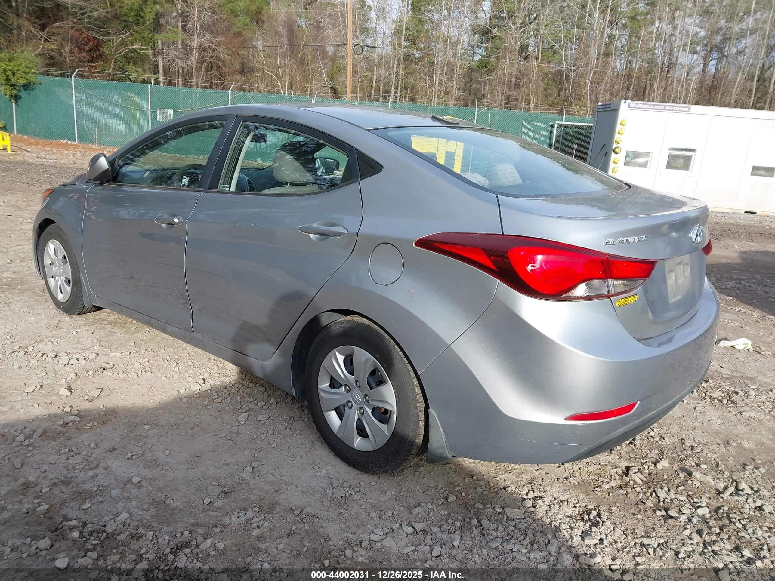 HYUNDAI ELANTRA image 3