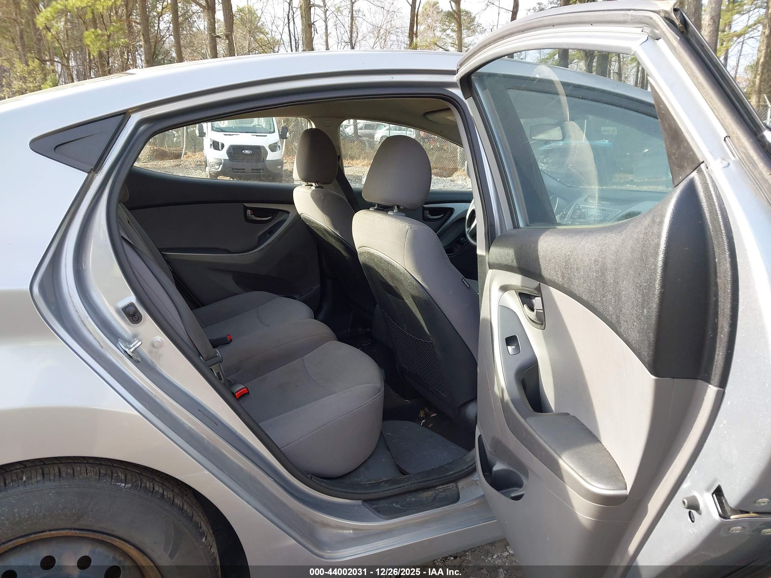 HYUNDAI ELANTRA image 8