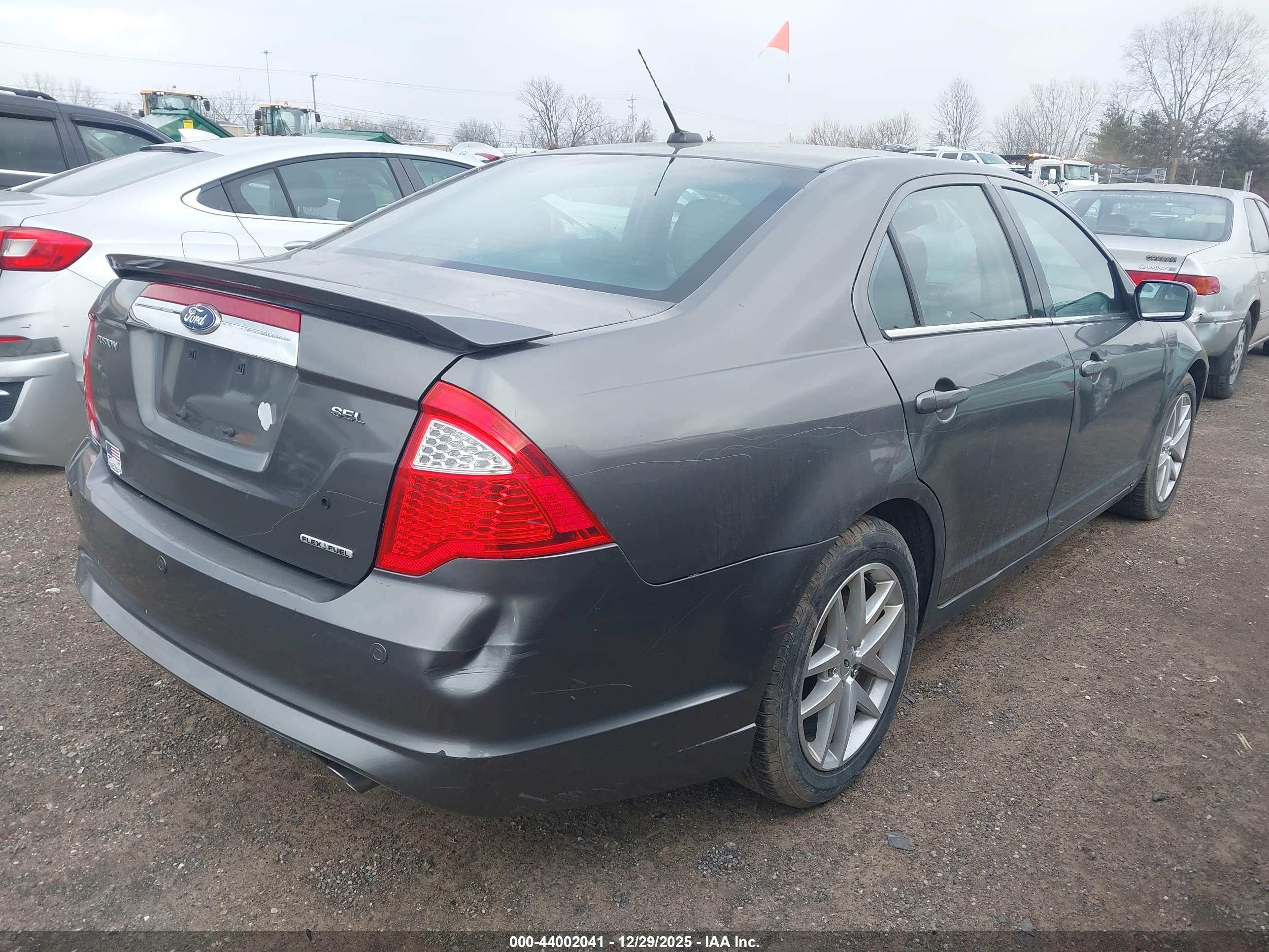 FORD FUSION image 4