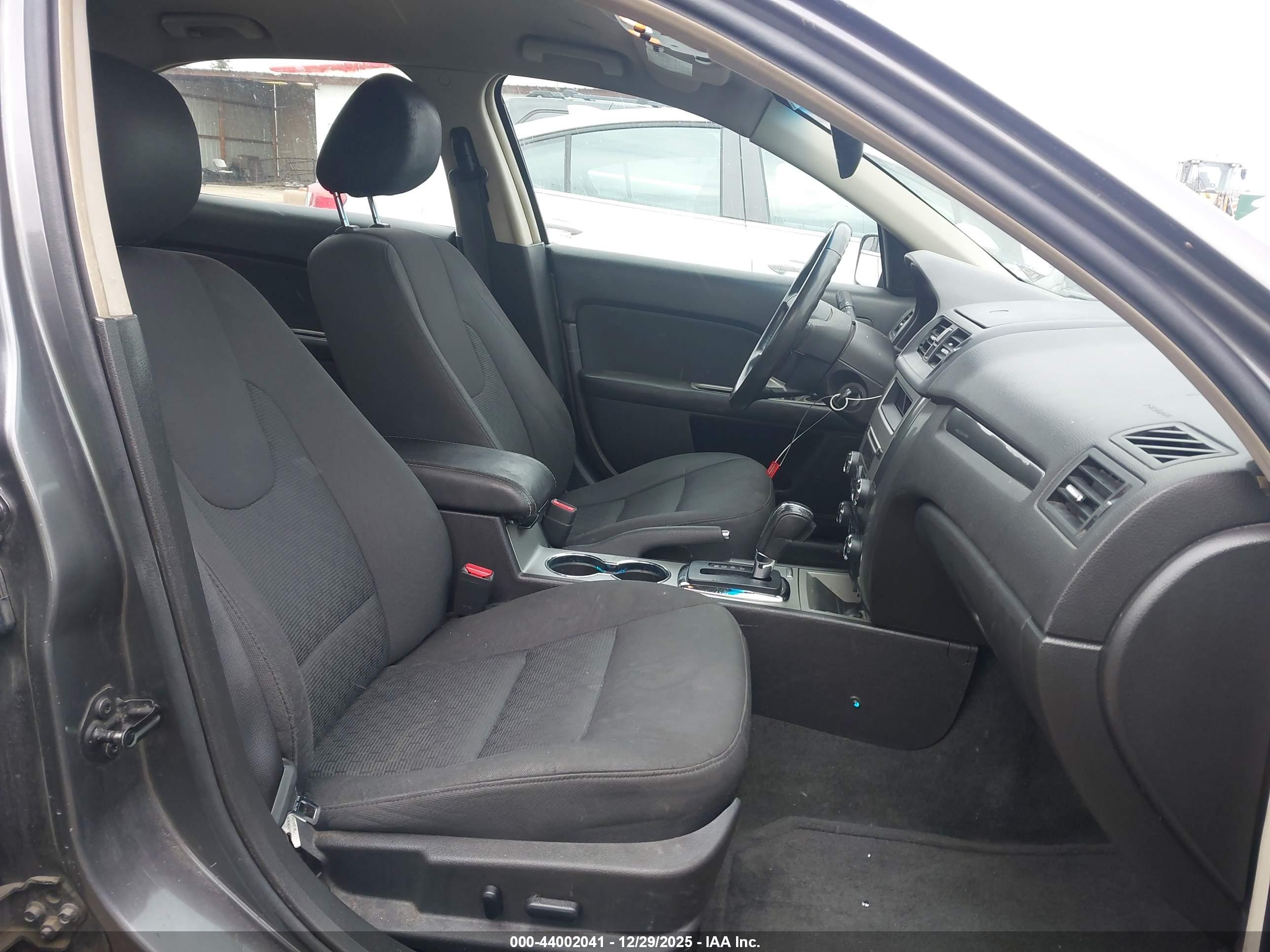 FORD FUSION image 5