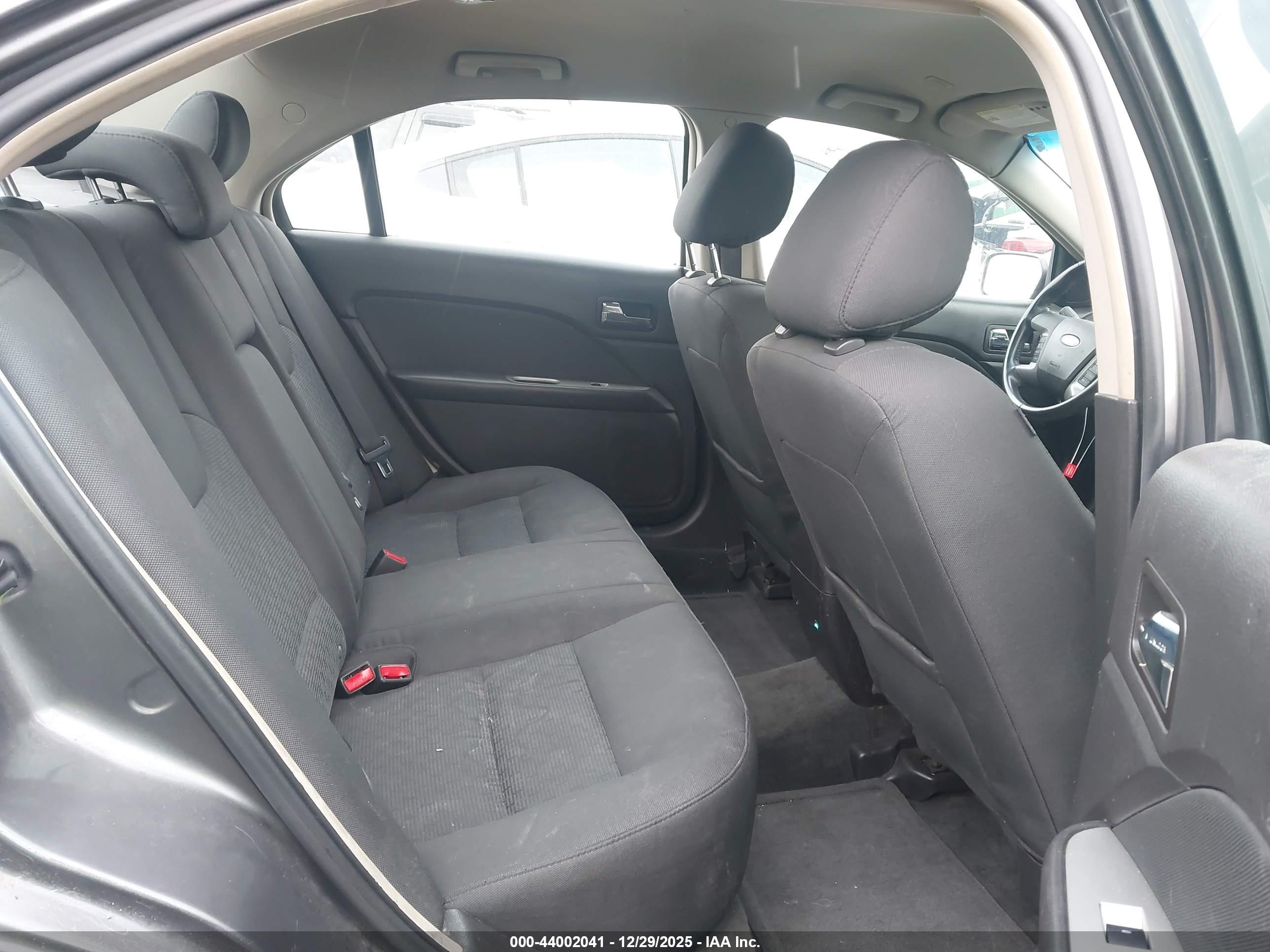 FORD FUSION image 8
