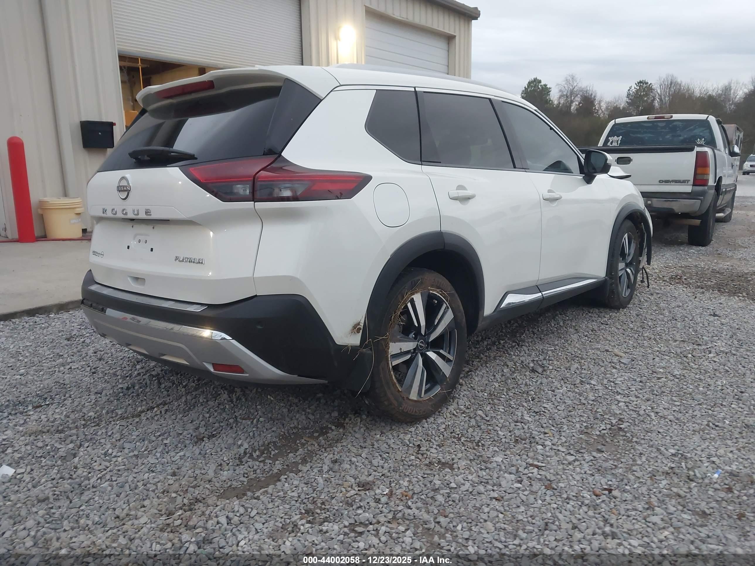 NISSAN ROGUE image 4