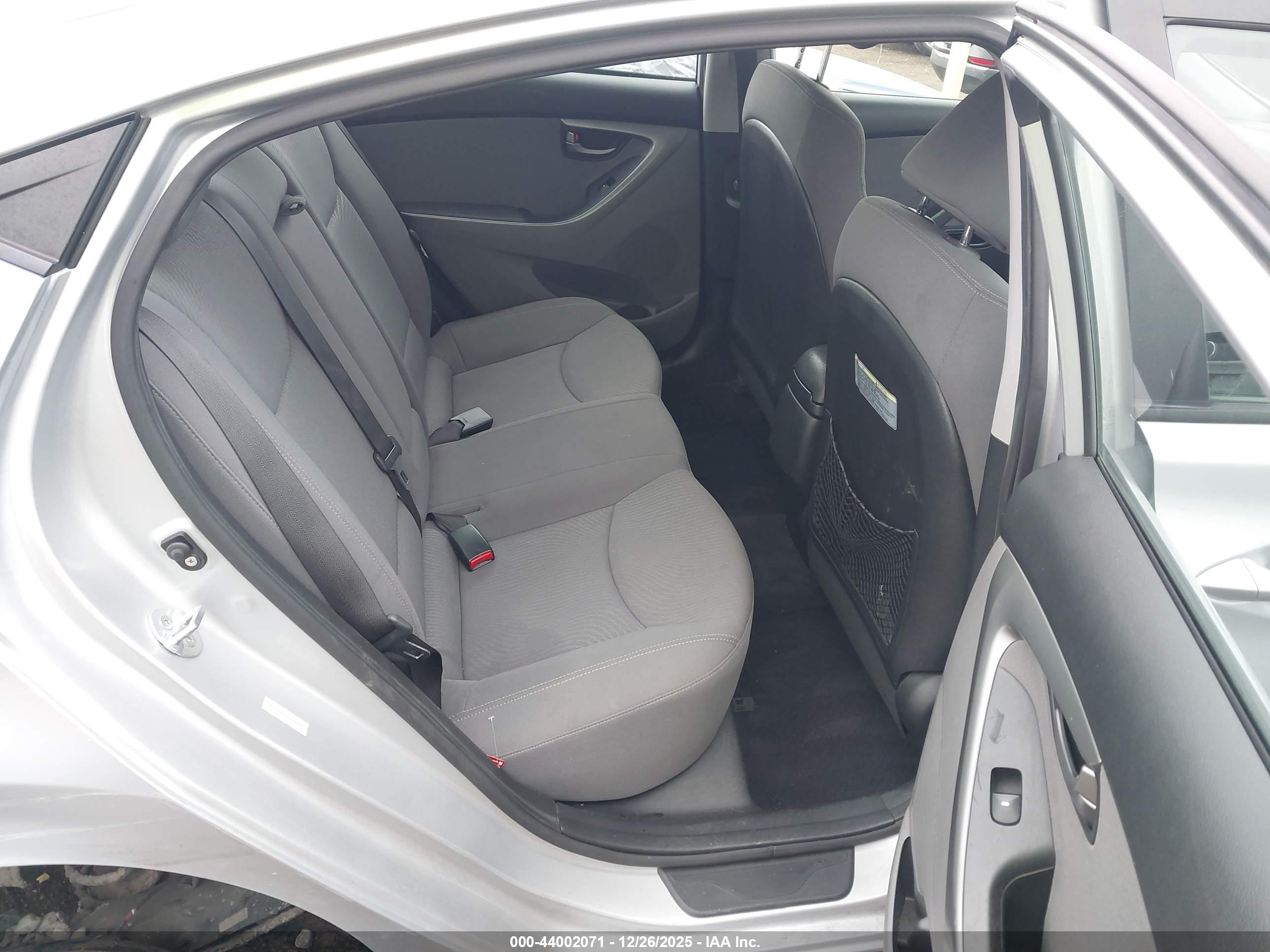 HYUNDAI ELANTRA image 8