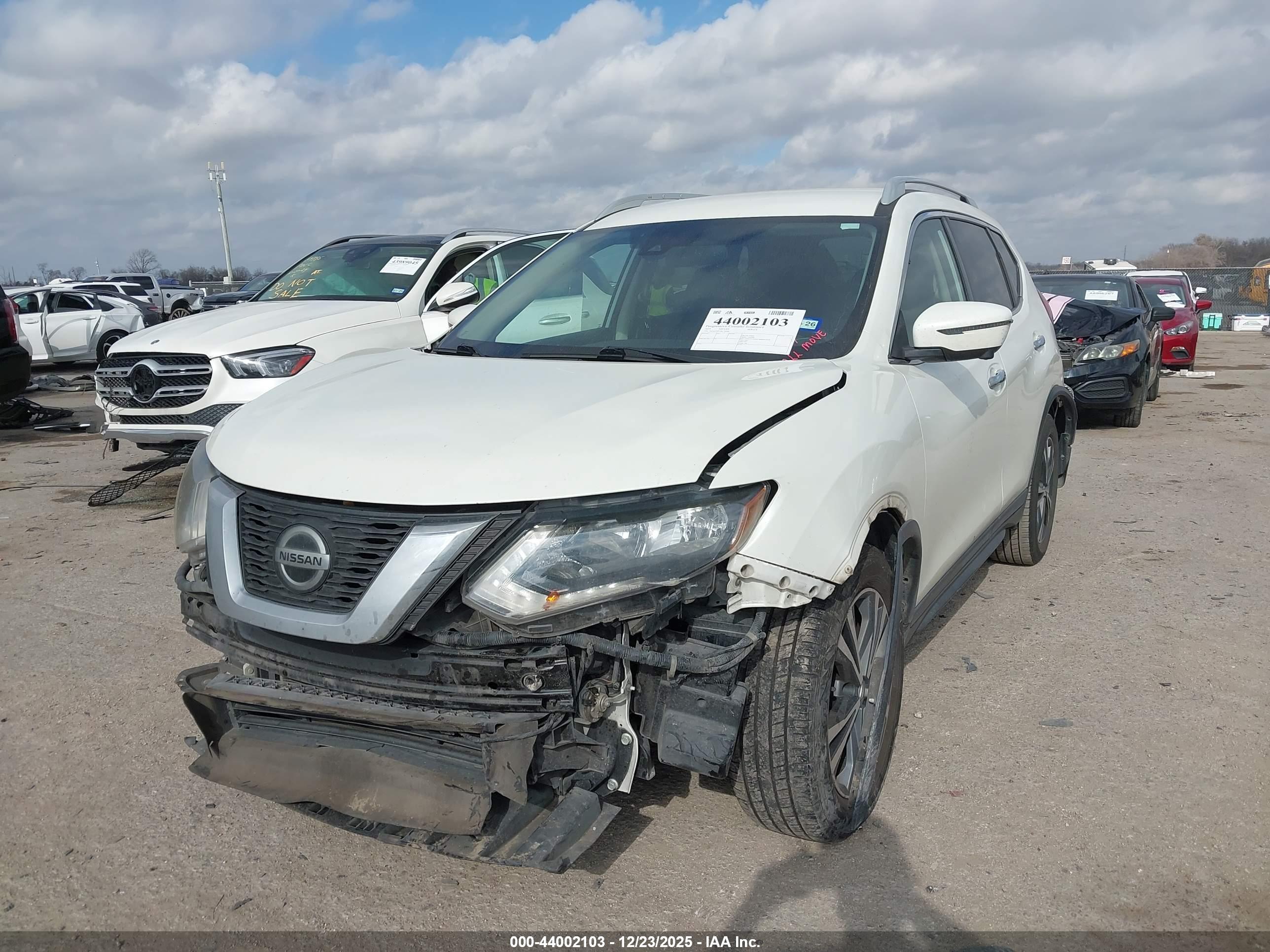 NISSAN ROGUE image 2