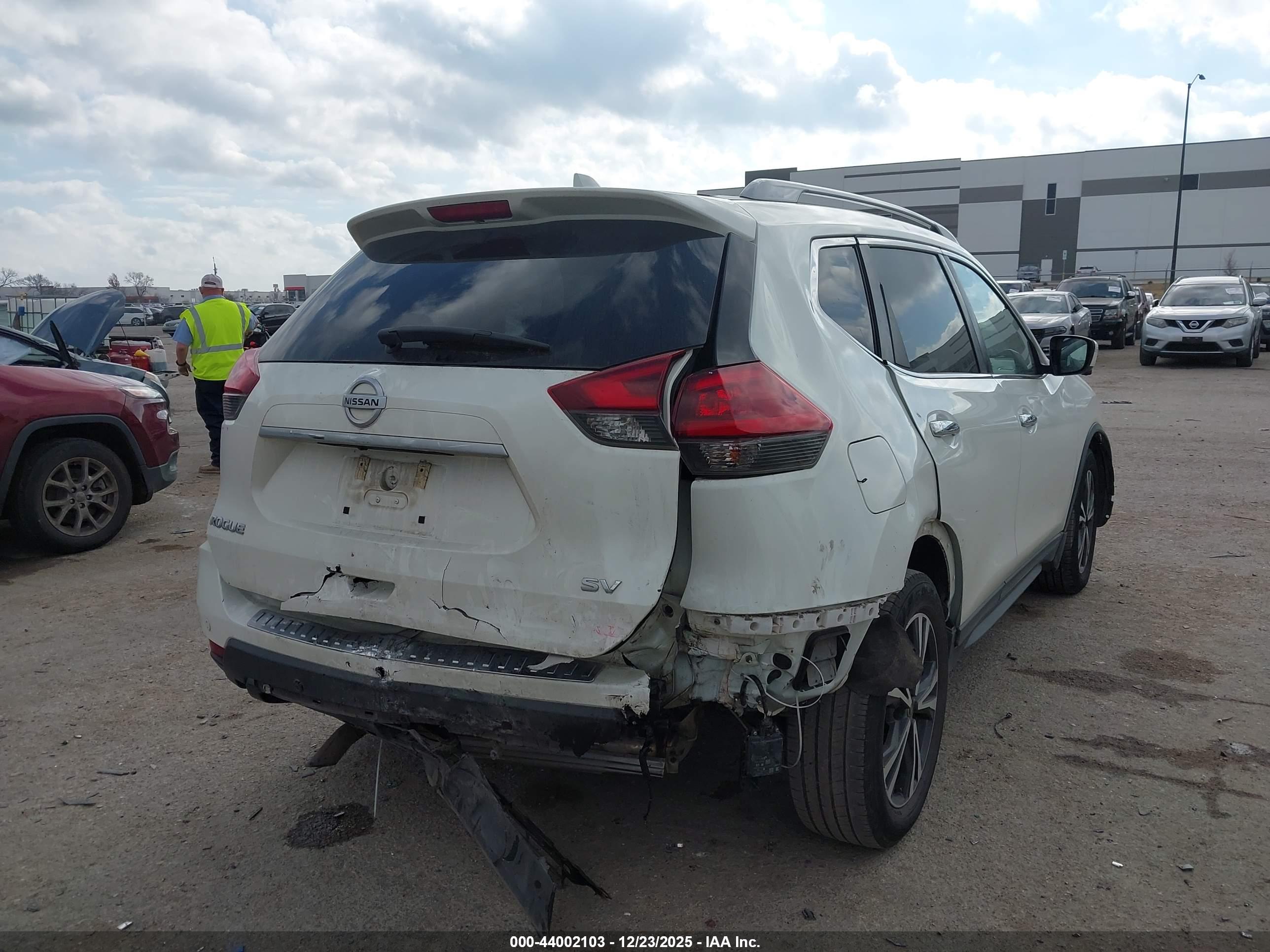 NISSAN ROGUE image 4