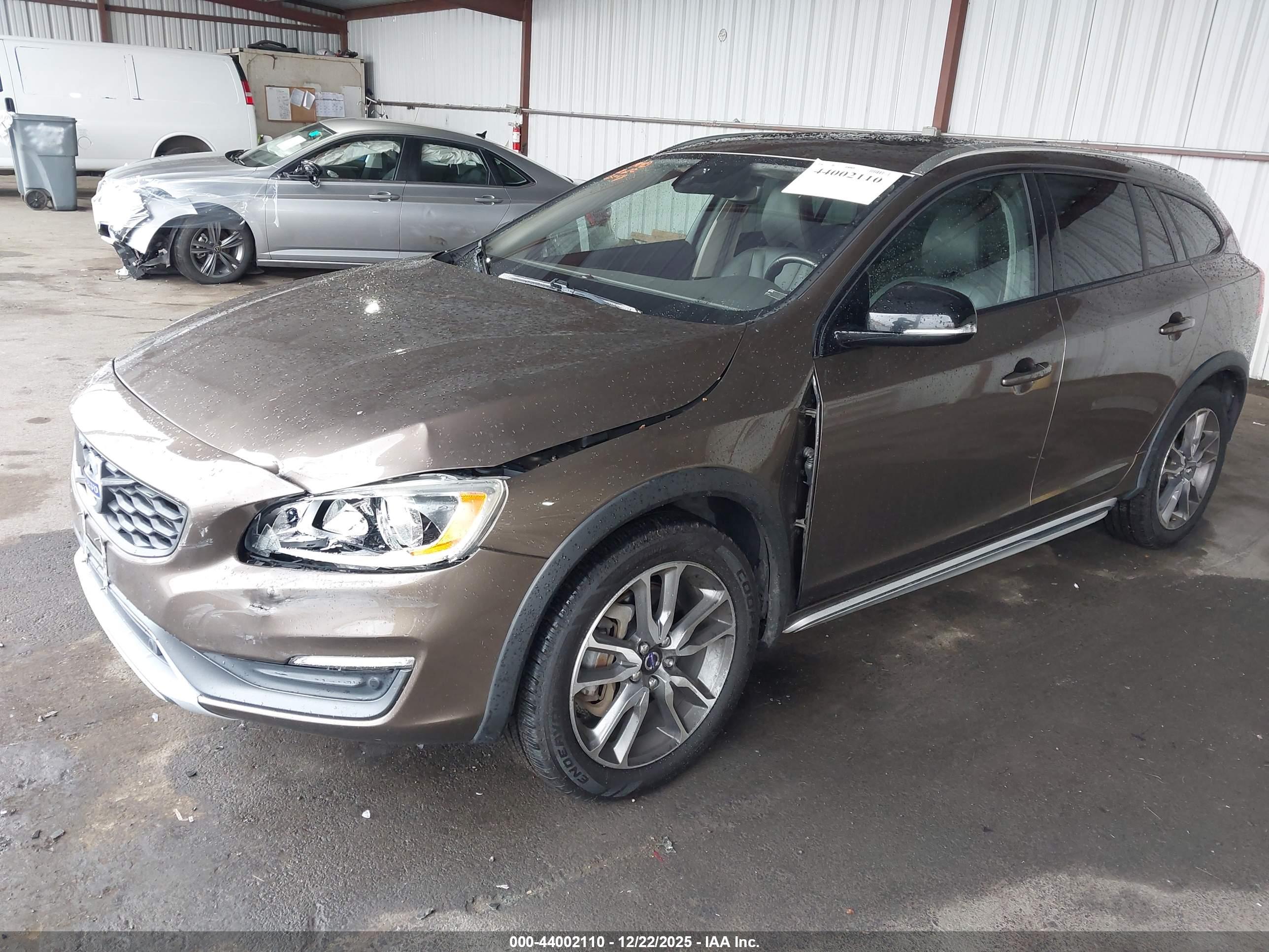 VOLVO V60 image 2