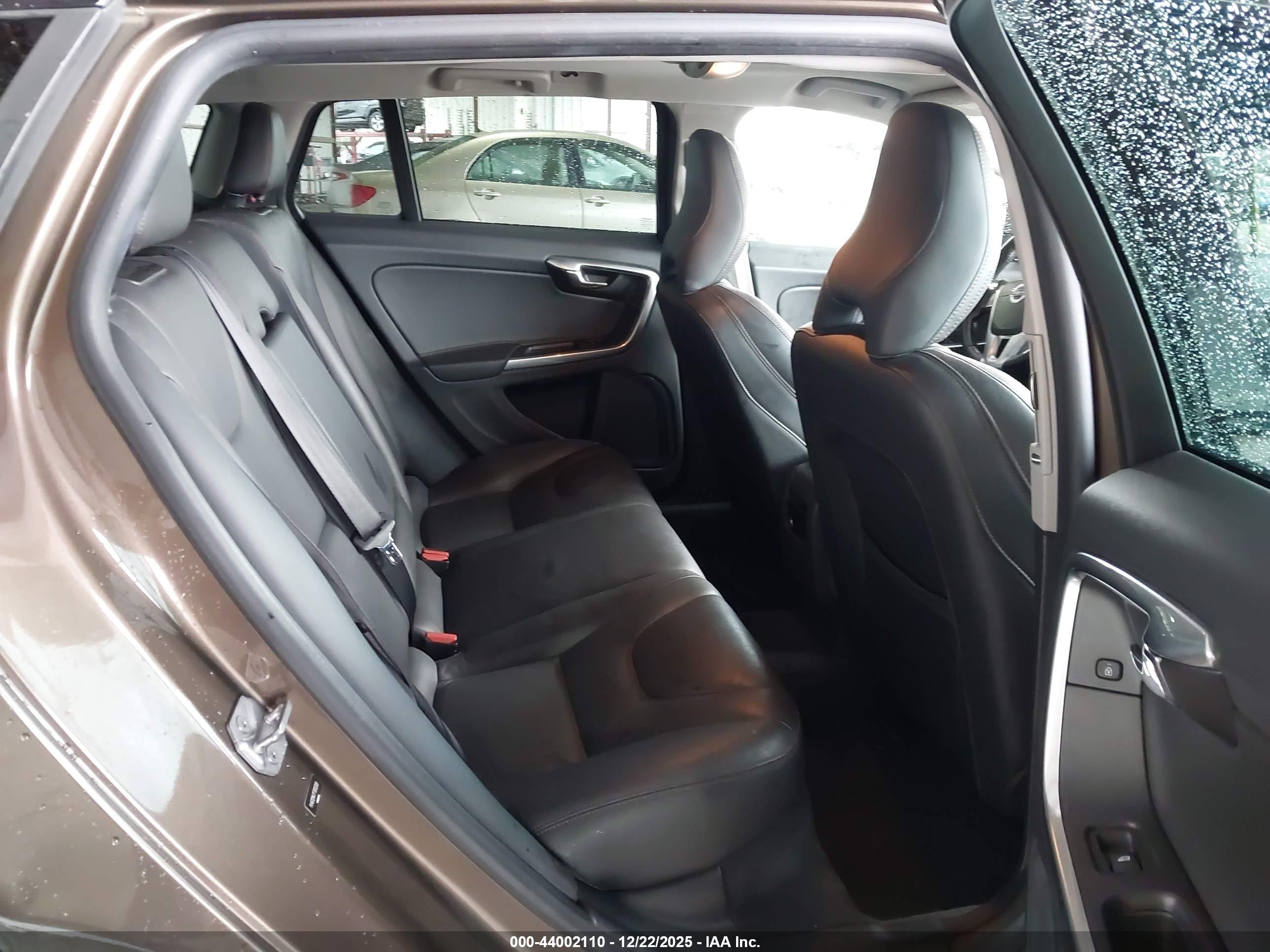 VOLVO V60 image 8