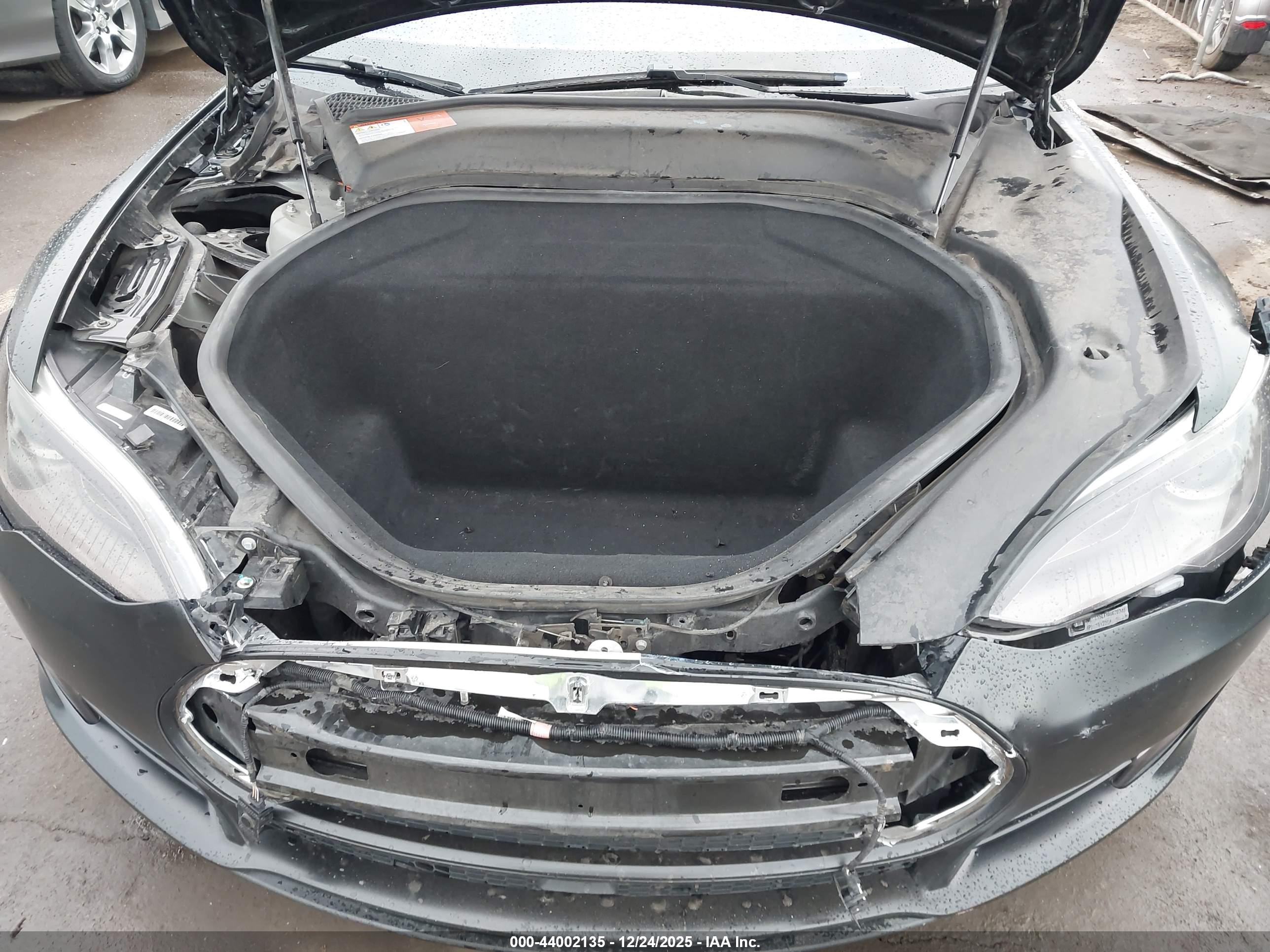 TESLA MODEL image 10