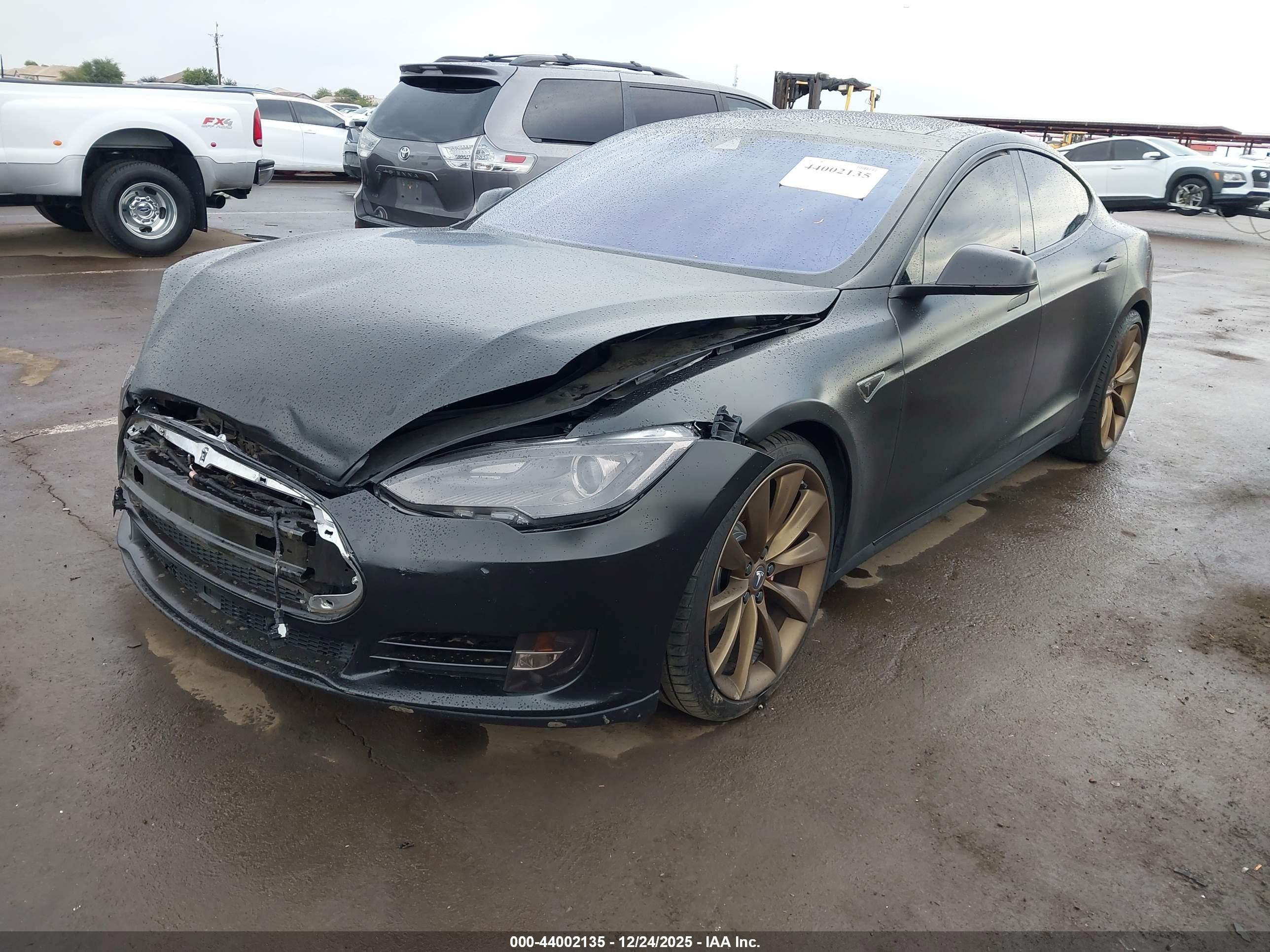 TESLA MODEL image 2