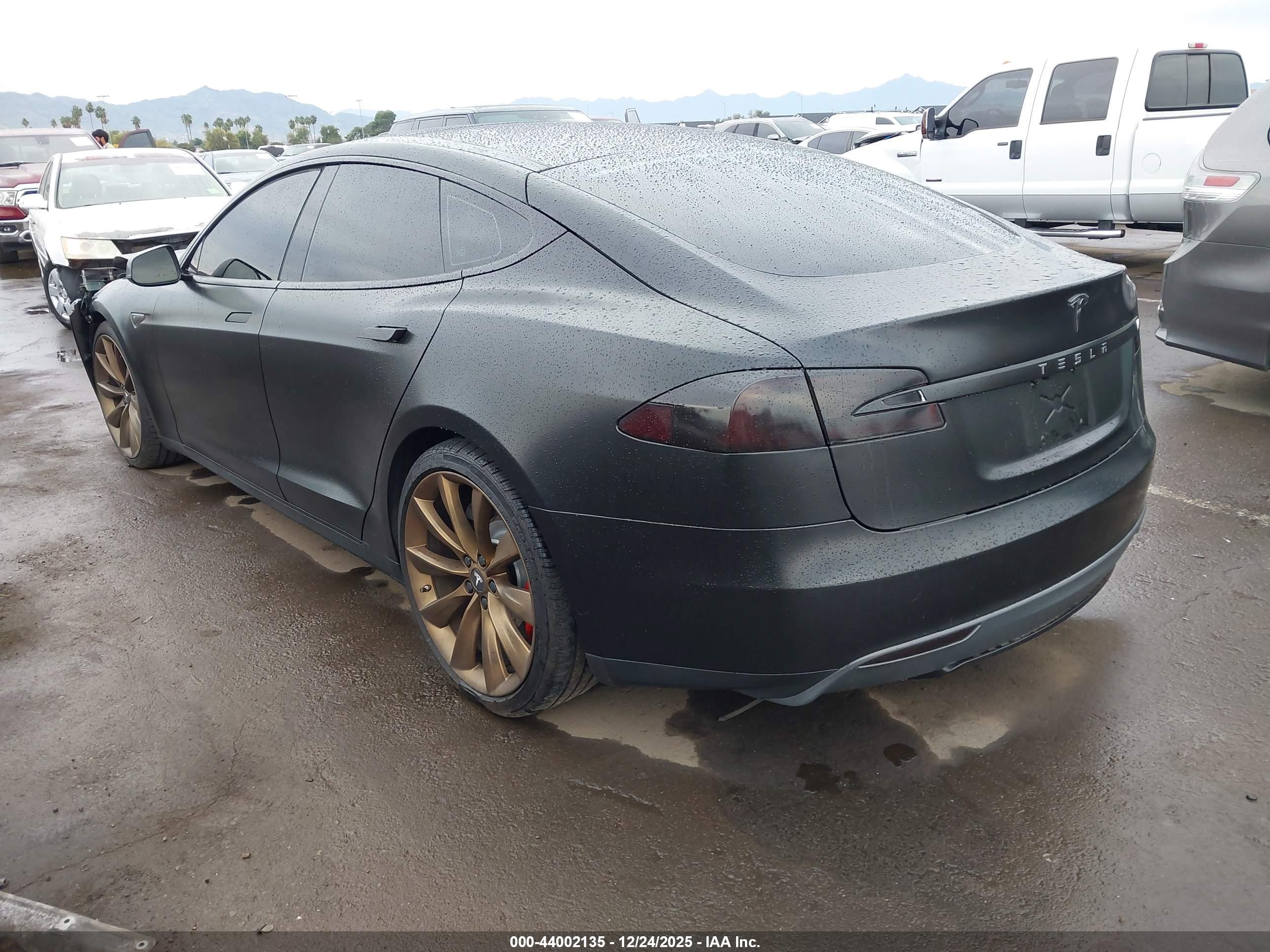 TESLA MODEL image 3