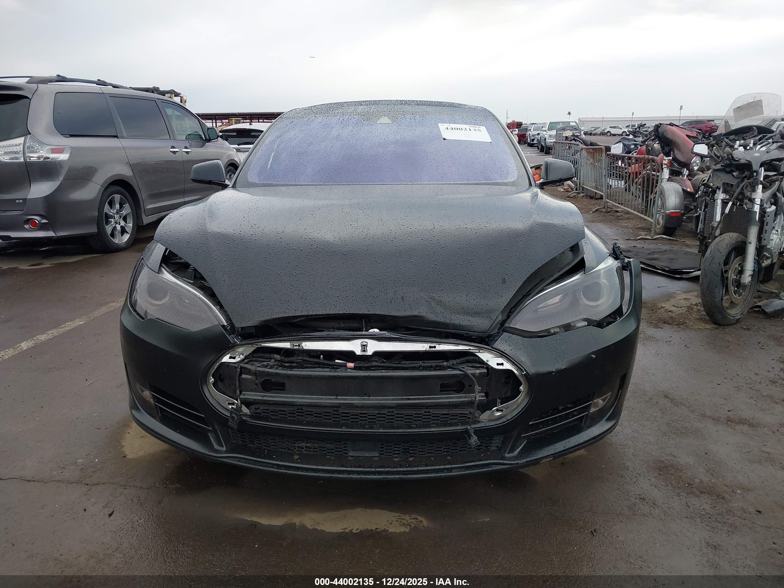 TESLA MODEL image 6