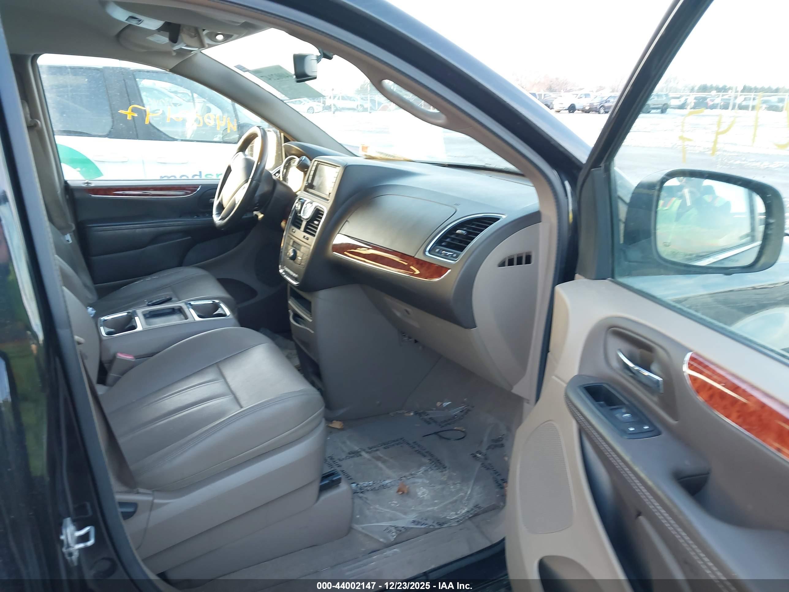 CHRYSLER TOWN image 5