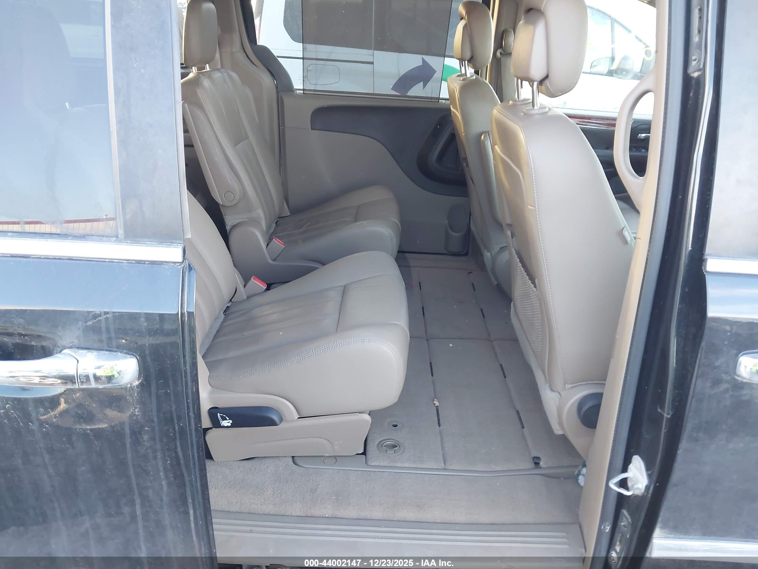 CHRYSLER TOWN image 8