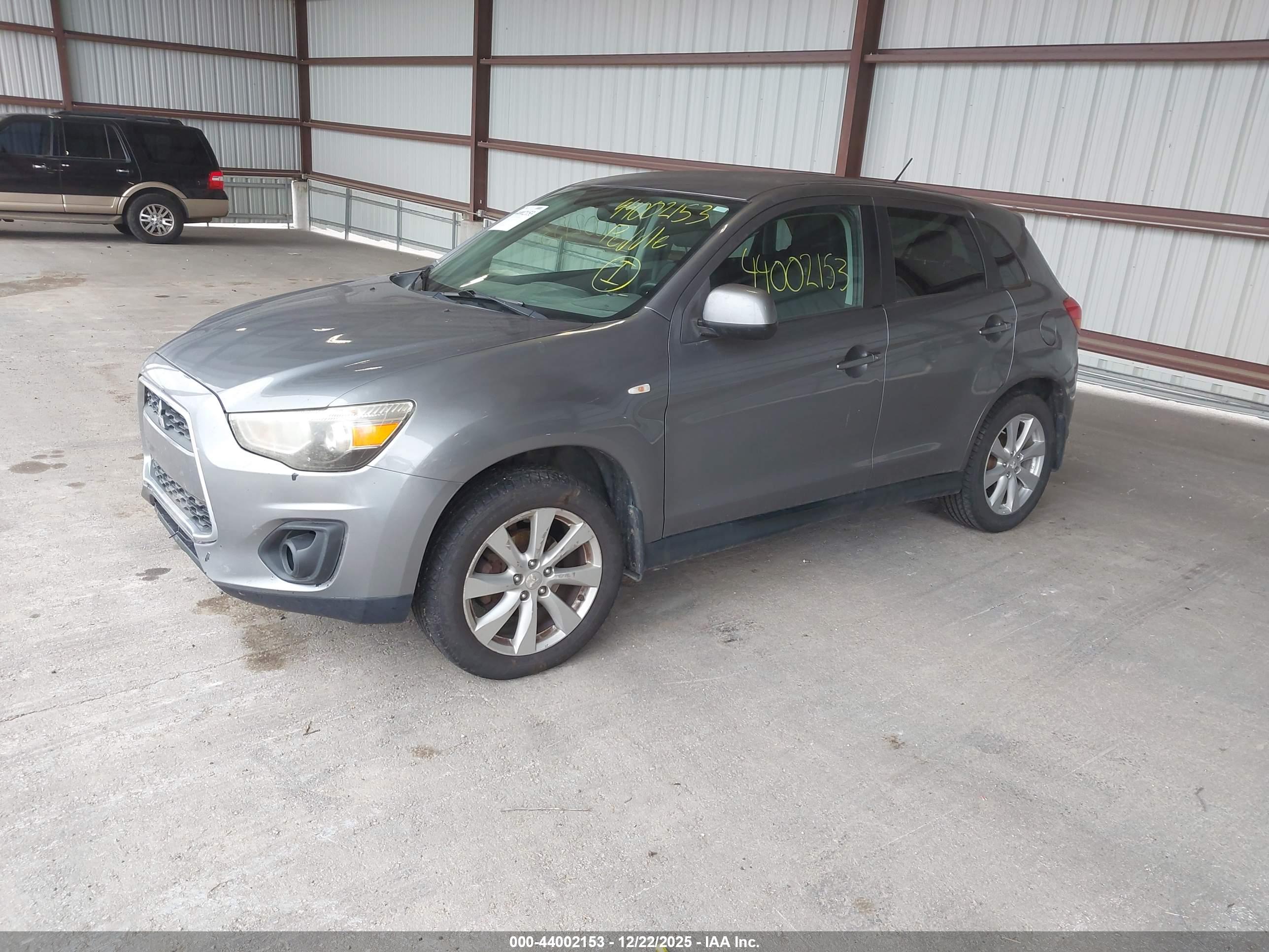 MITSUBISHI OUTLANDER image 2