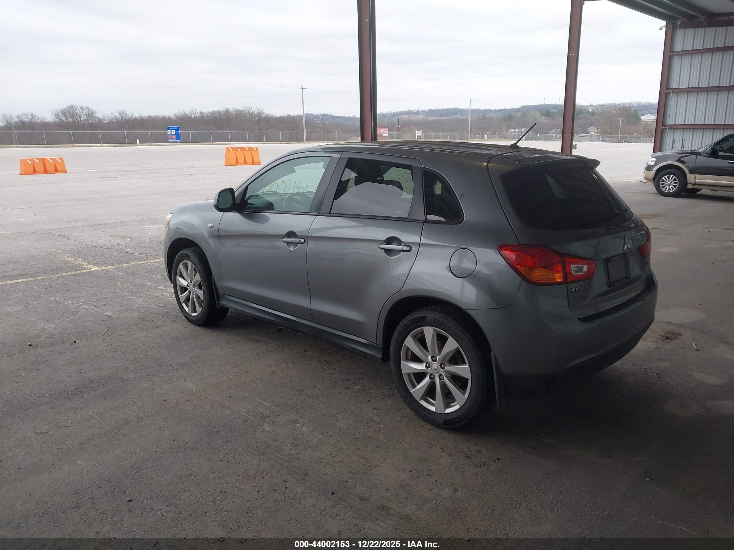 MITSUBISHI OUTLANDER image 3